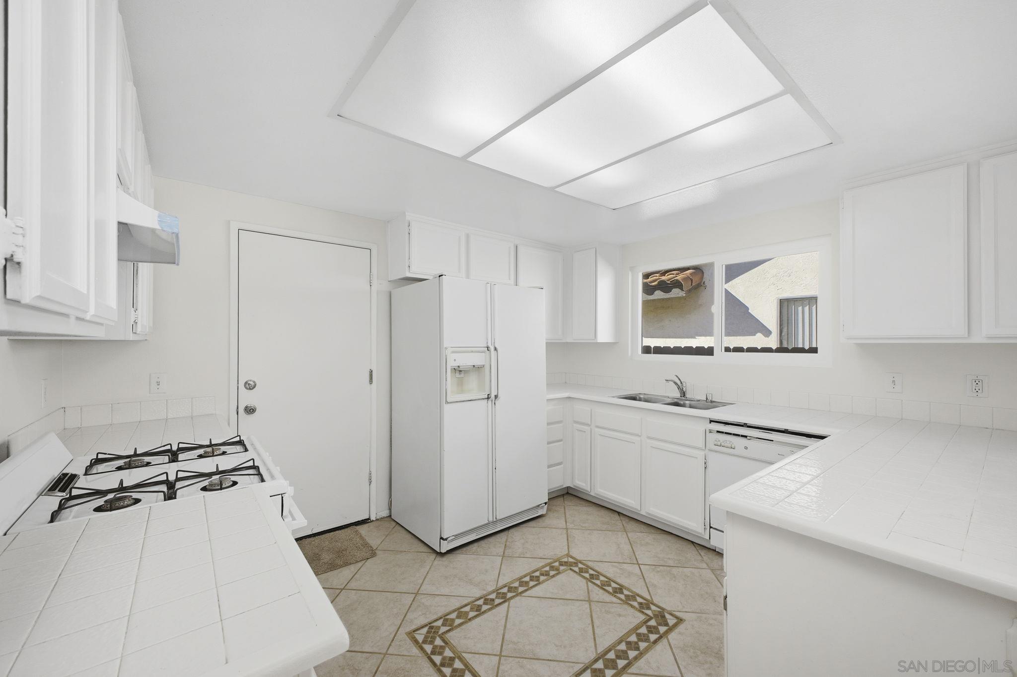 Detail Gallery Image 9 of 38 For 242  Manzanita Dr, Oceanside,  CA 92057 - 3 Beds | 2 Baths