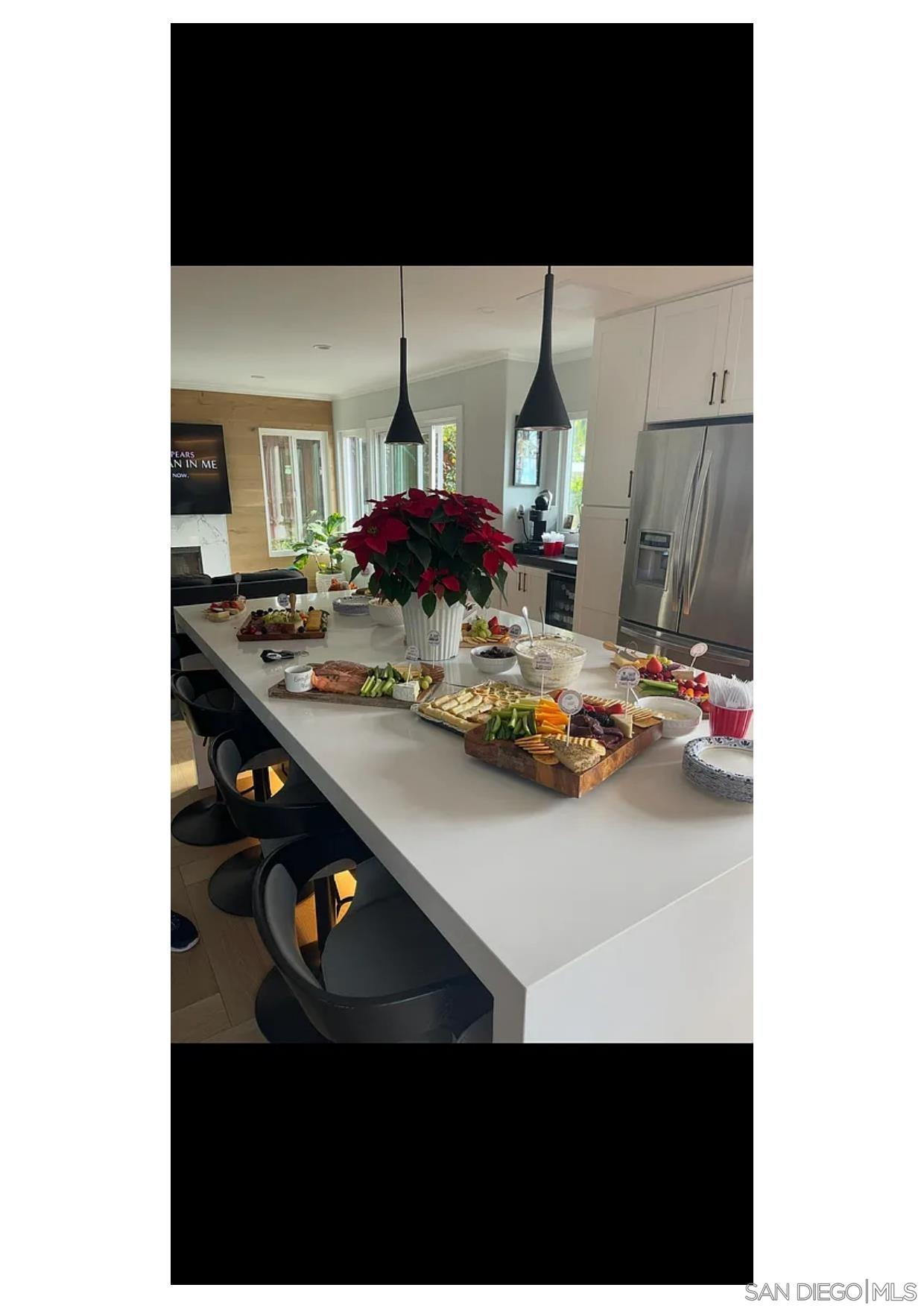 Detail Gallery Image 2 of 8 For 811  Mosaic Cir, Oceanside,  CA 92057 - 4 Beds | 3/1 Baths