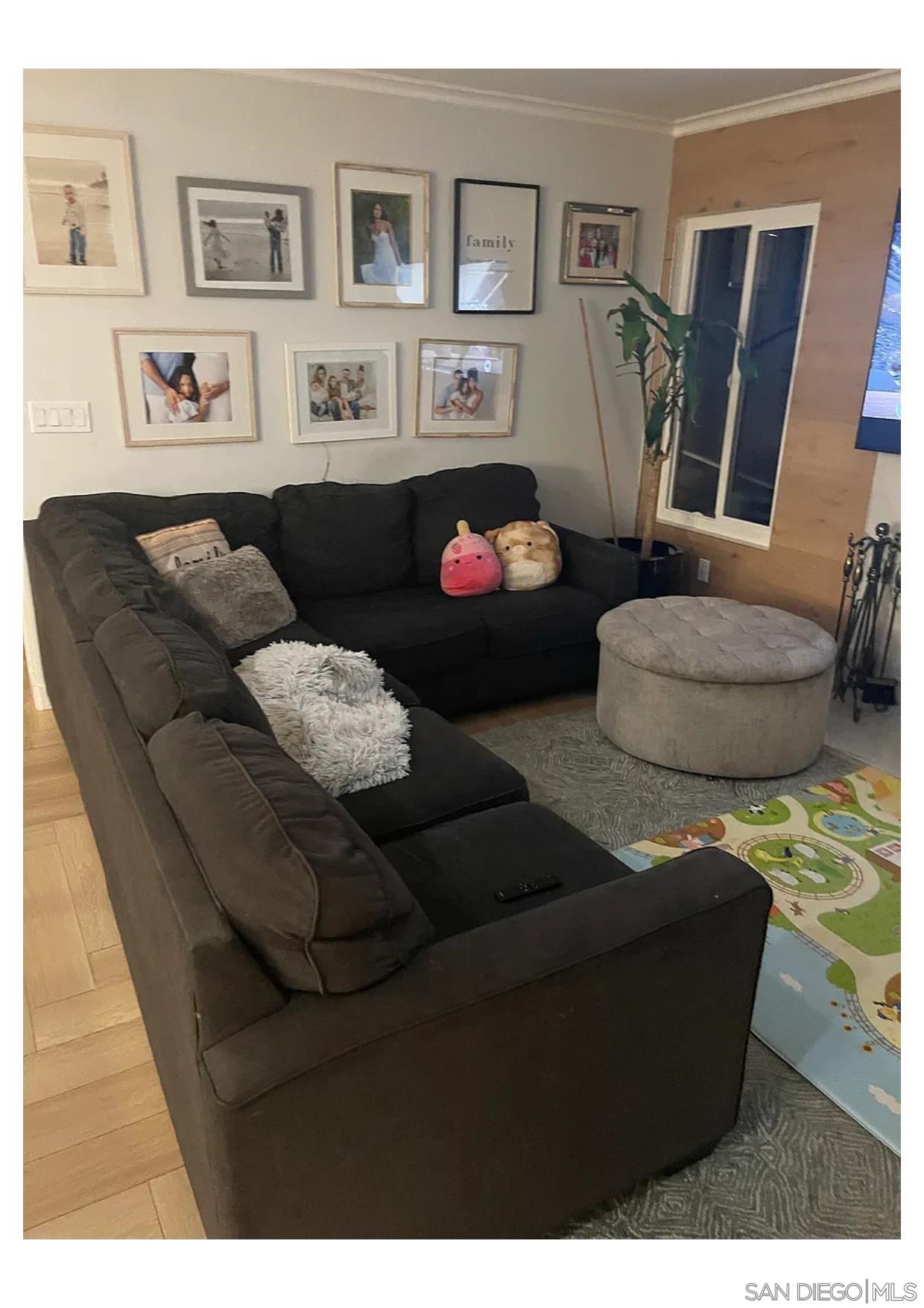 Detail Gallery Image 4 of 8 For 811  Mosaic Cir, Oceanside,  CA 92057 - 4 Beds | 3/1 Baths