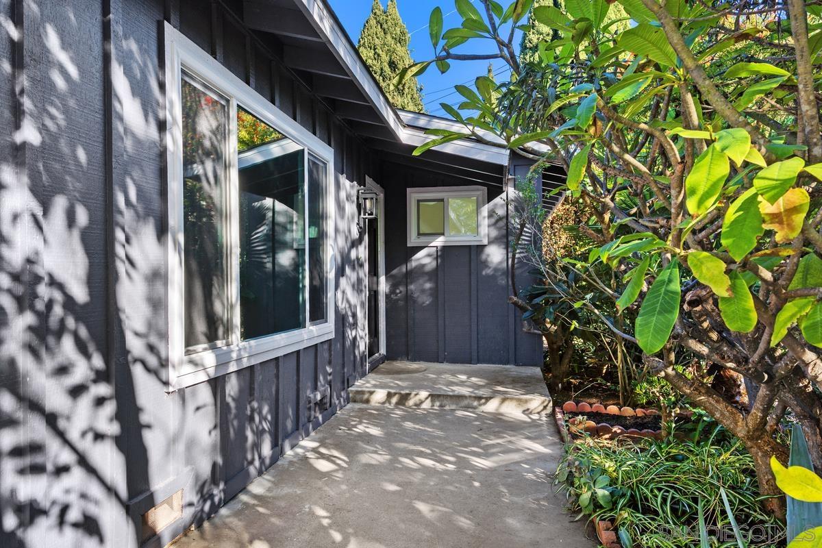 Detail Gallery Image 3 of 40 For 601  Corona Ct, Vista,  CA 92081 - 4 Beds | 2 Baths