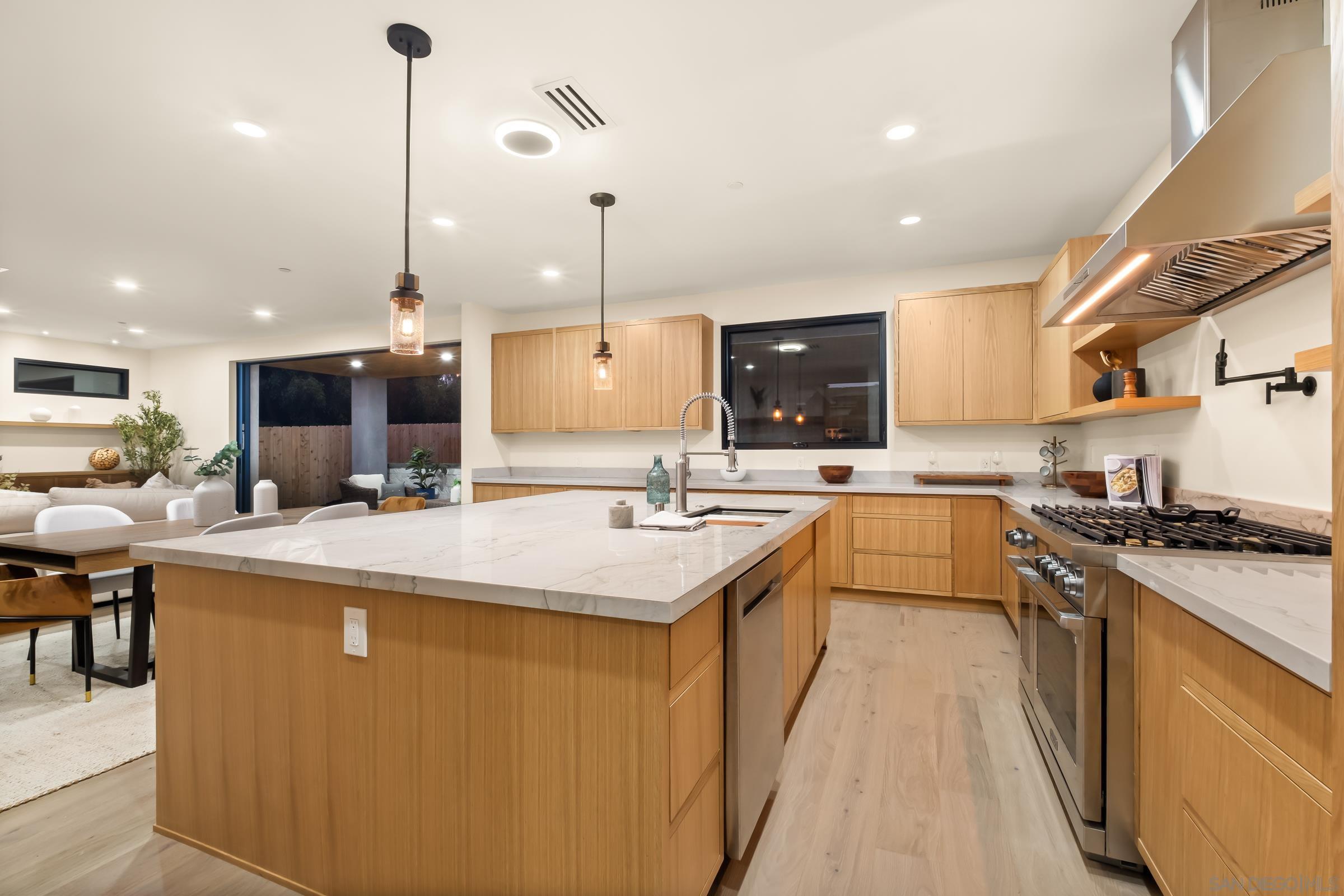 Detail Gallery Image 6 of 67 For 1531-33  Lieta St, San Diego,  CA 92110 - 6 Beds | 5 Baths