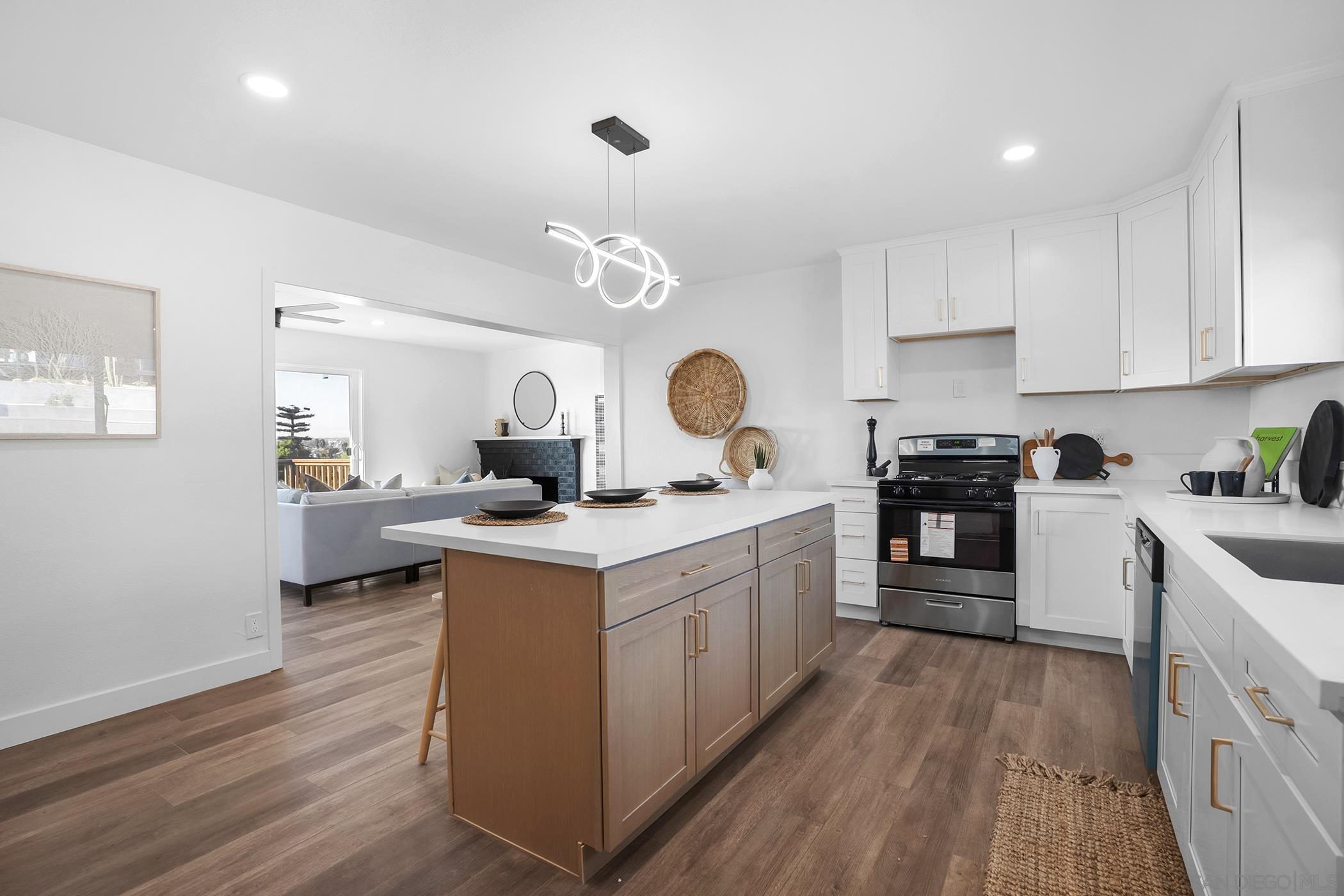 Detail Gallery Image 16 of 30 For San Onofre Ter, San Diego,  CA 92114 - 3 Beds | 2 Baths