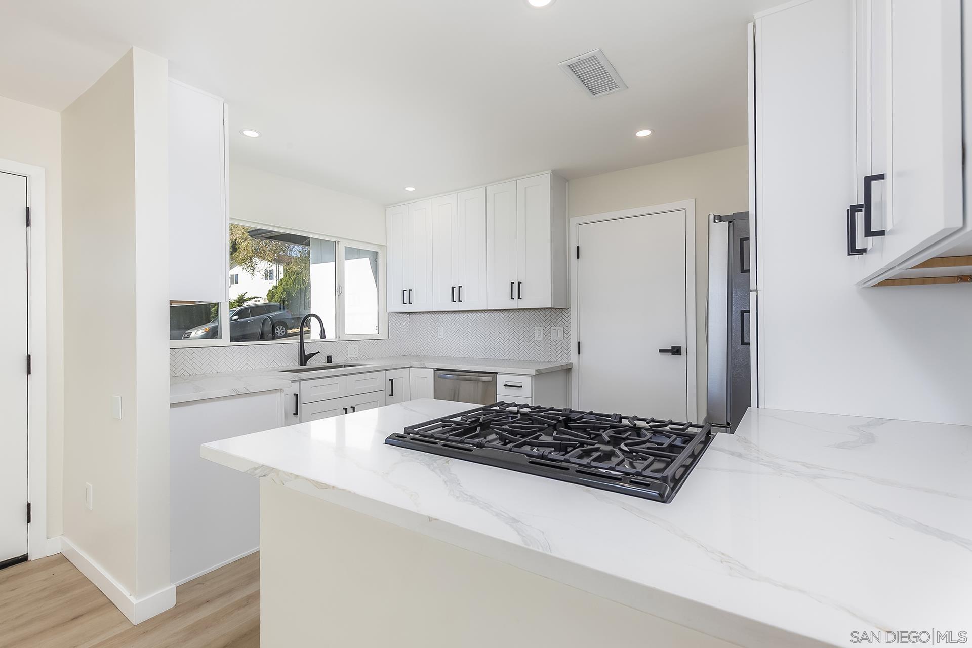 Detail Gallery Image 11 of 57 For 2549  Roseview Pl, San Diego,  CA 92105 - 4 Beds | 2 Baths