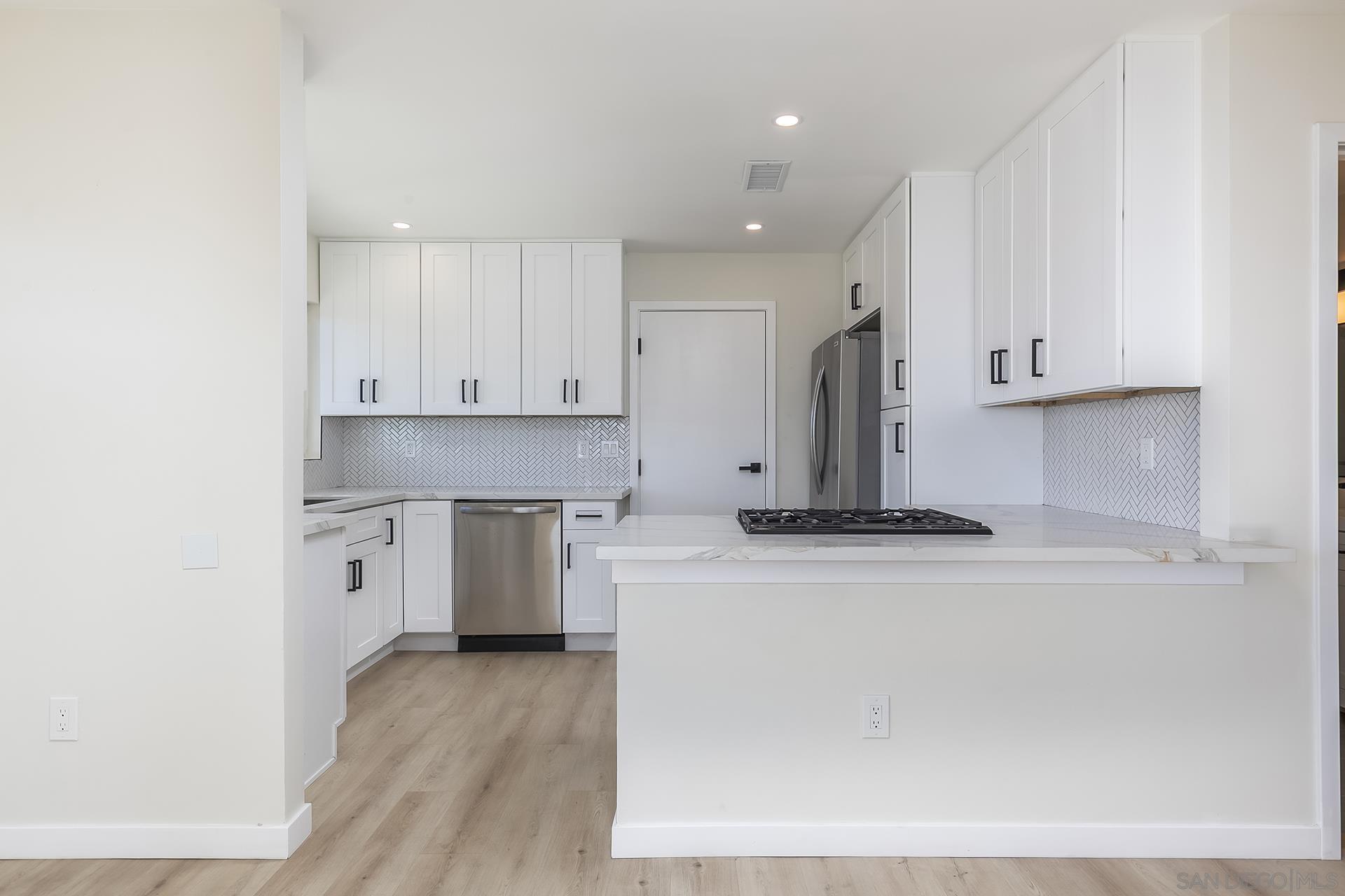 Detail Gallery Image 10 of 57 For 2549  Roseview Pl, San Diego,  CA 92105 - 4 Beds | 2 Baths