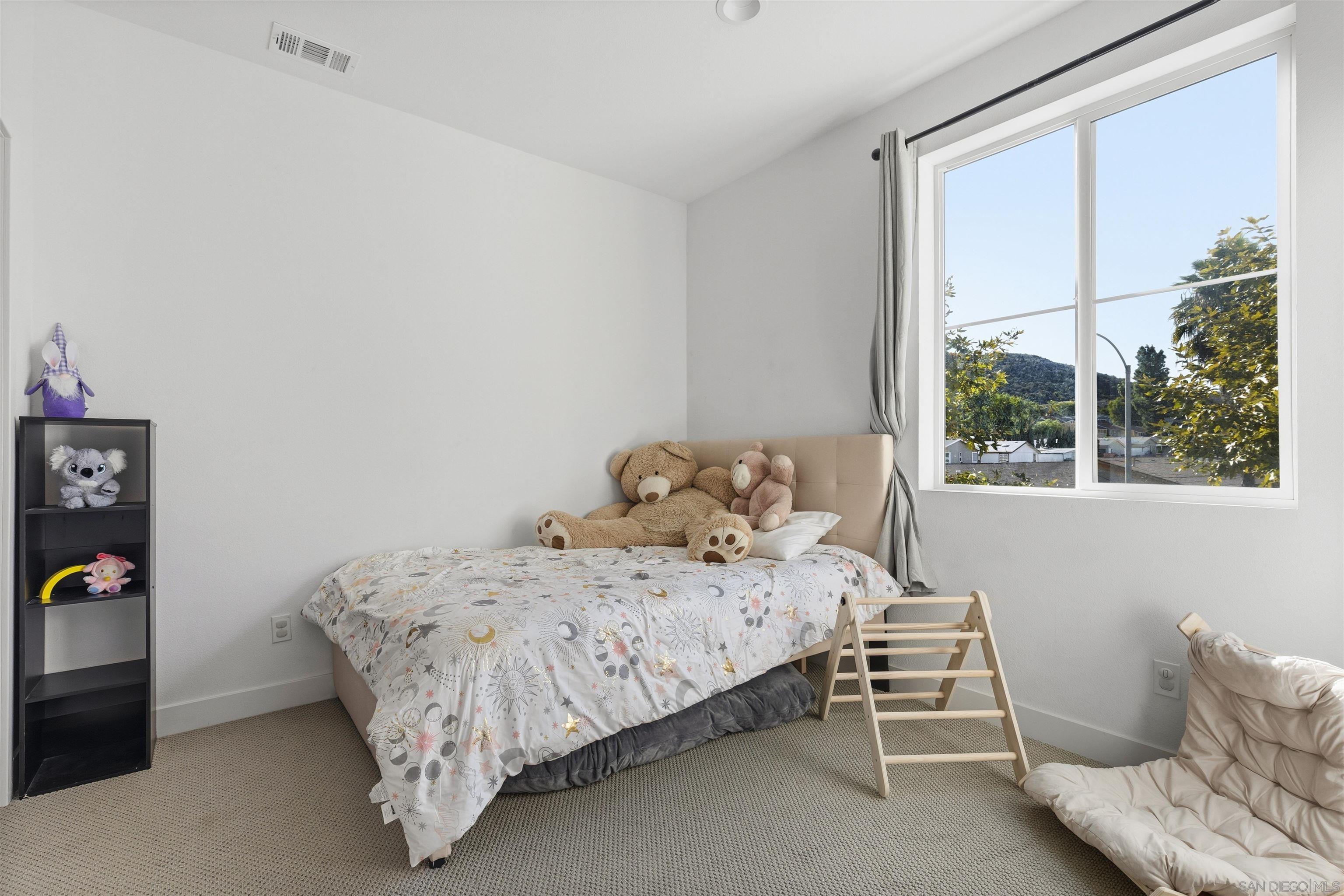 Detail Gallery Image 11 of 23 For 8686  Tobago Lane, Santee,  CA 92071 - 4 Beds | 3 Baths