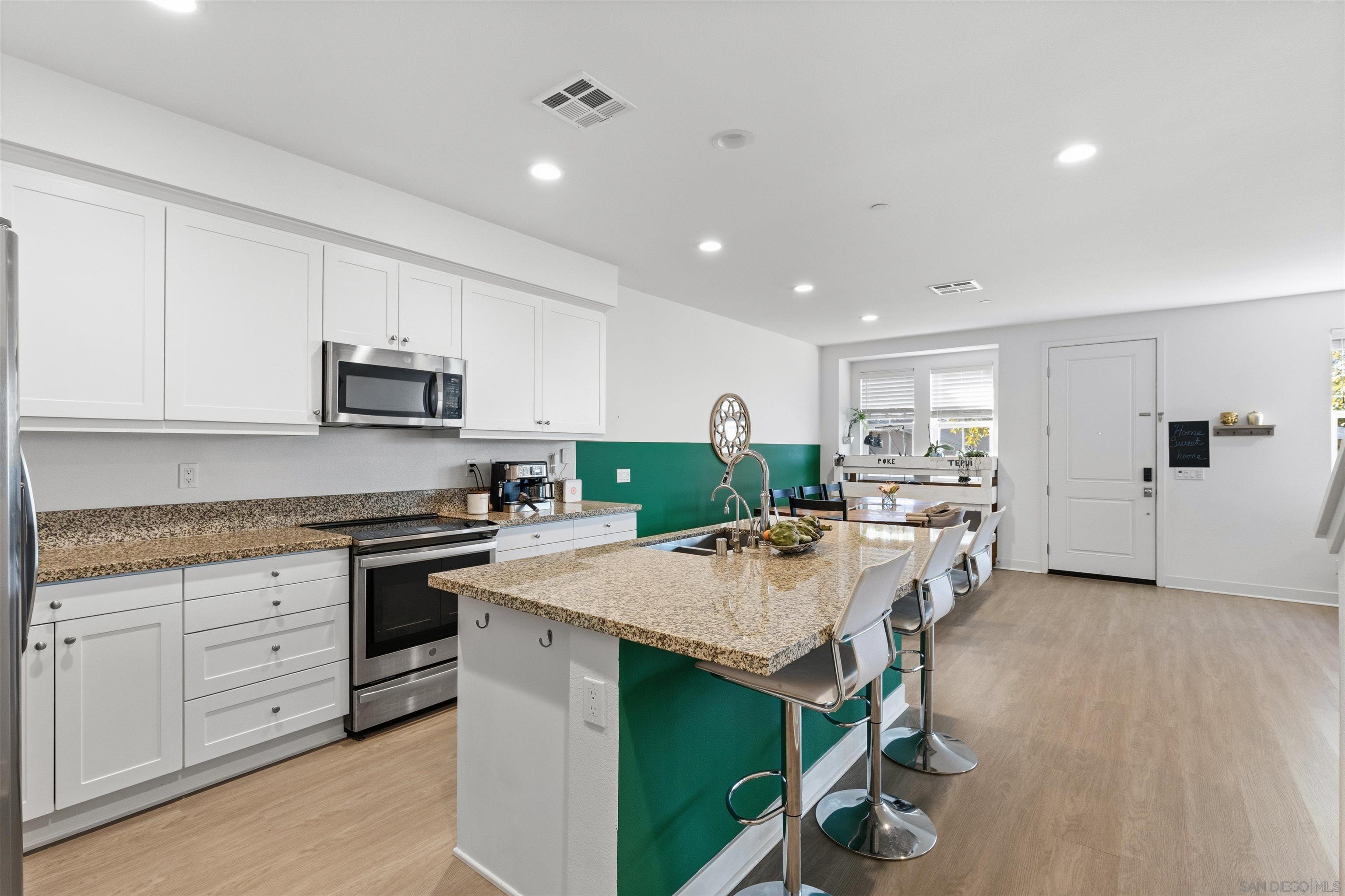 Detail Gallery Image 5 of 23 For 8686  Tobago Lane, Santee,  CA 92071 - 4 Beds | 3 Baths