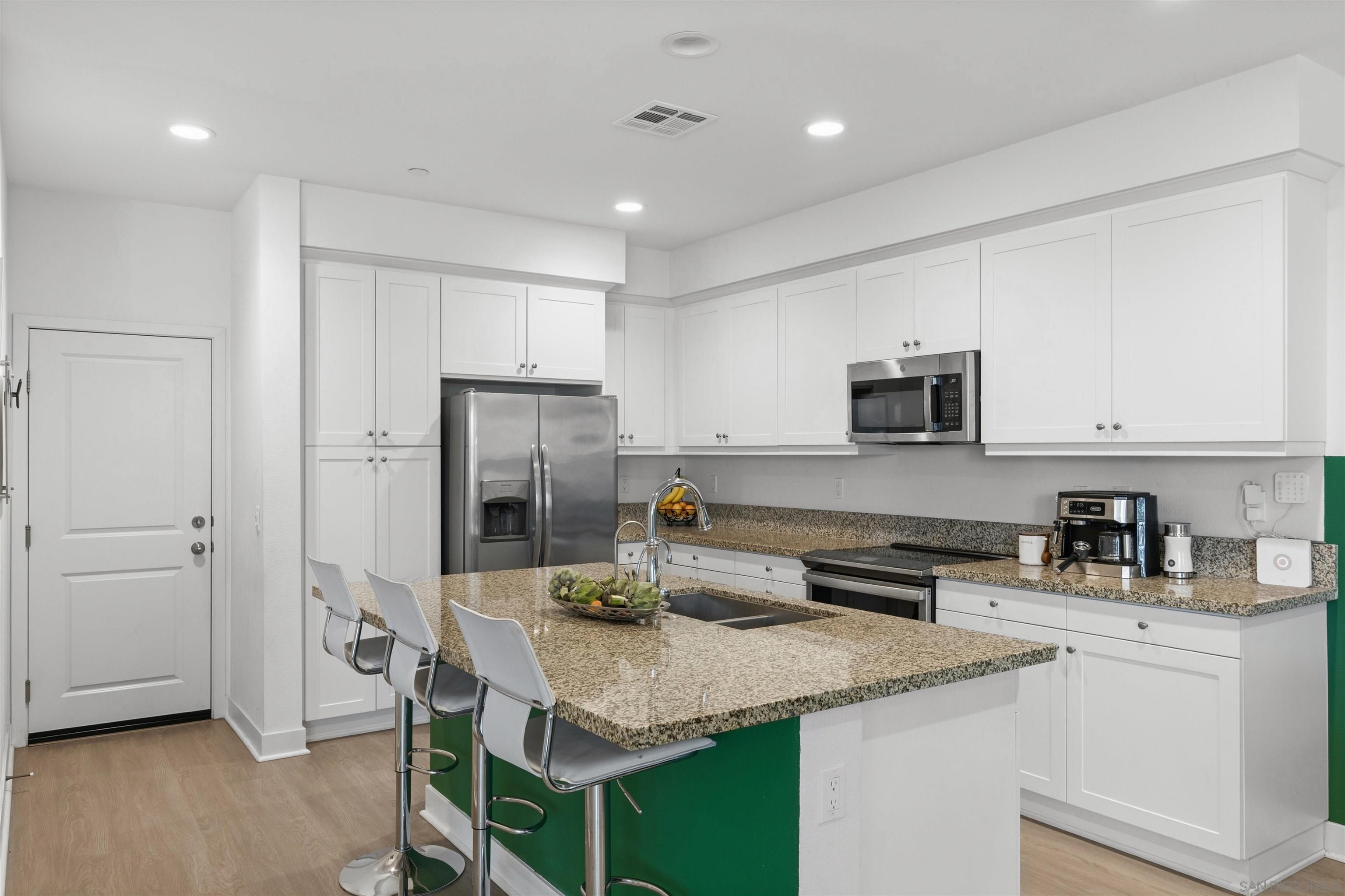 Detail Gallery Image 6 of 23 For 8686  Tobago Lane, Santee,  CA 92071 - 4 Beds | 3 Baths