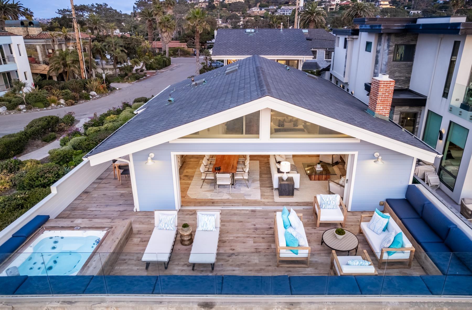 Detail Gallery Image 22 of 30 For 2050  Ocean Front, Del Mar,  CA 92014 - 5 Beds | 5 Baths