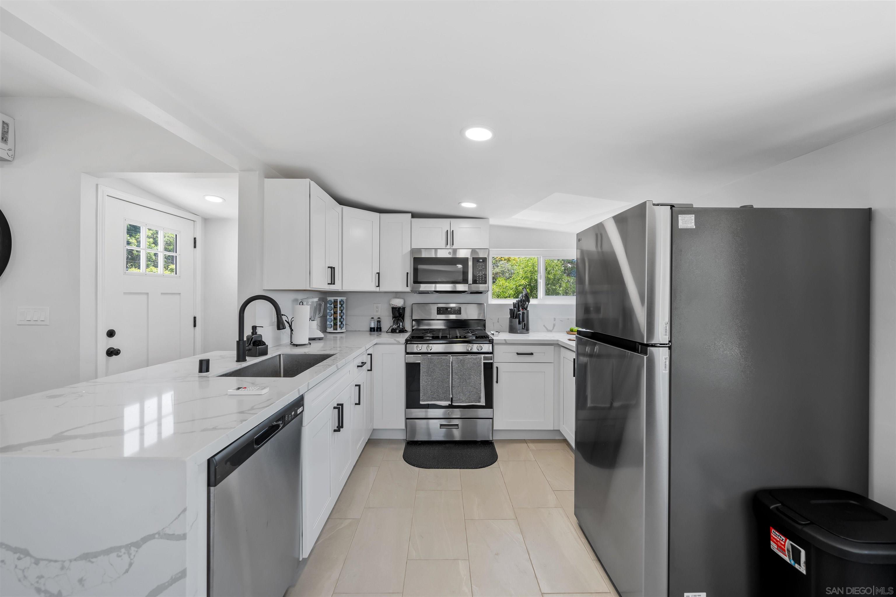 Detail Gallery Image 27 of 36 For 1730  Vista Del Valle Blvd  1 - Room for Rent in 3, El Cajon,  CA 92019 - 1 Beds | 0 Baths