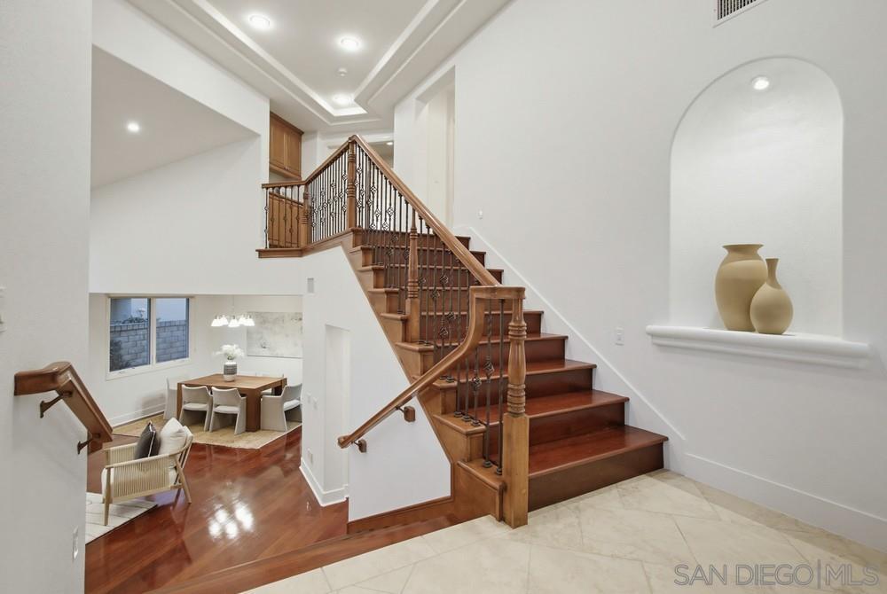 Detail Gallery Image 7 of 50 For 5448  Caminito Bayo, La Jolla,  CA 92037 - 3 Beds | 3 Baths