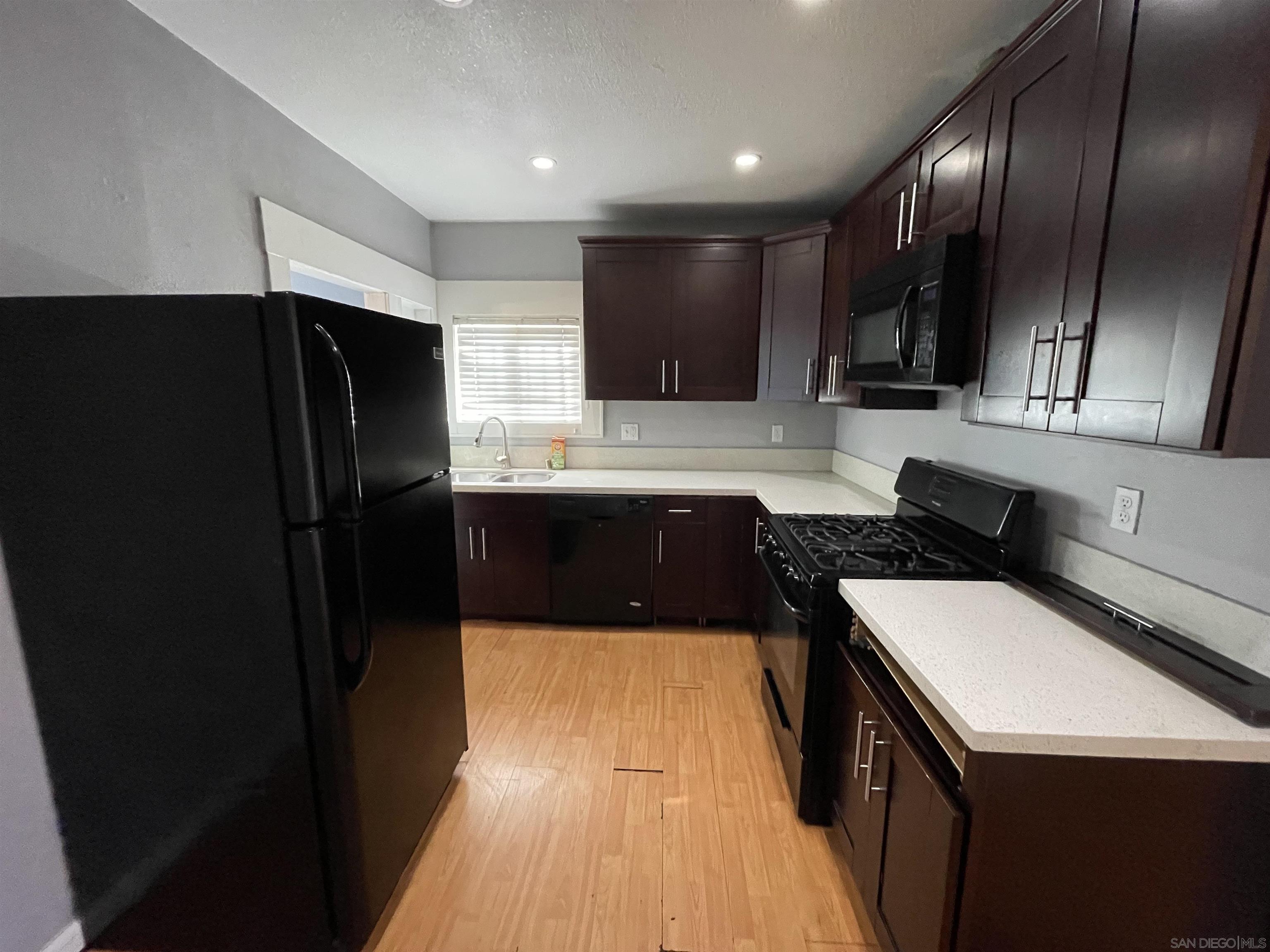 Detail Gallery Image 4 of 8 For 1215  Hoover Ave, National City,  CA 91950 - 3 Beds | 2 Baths