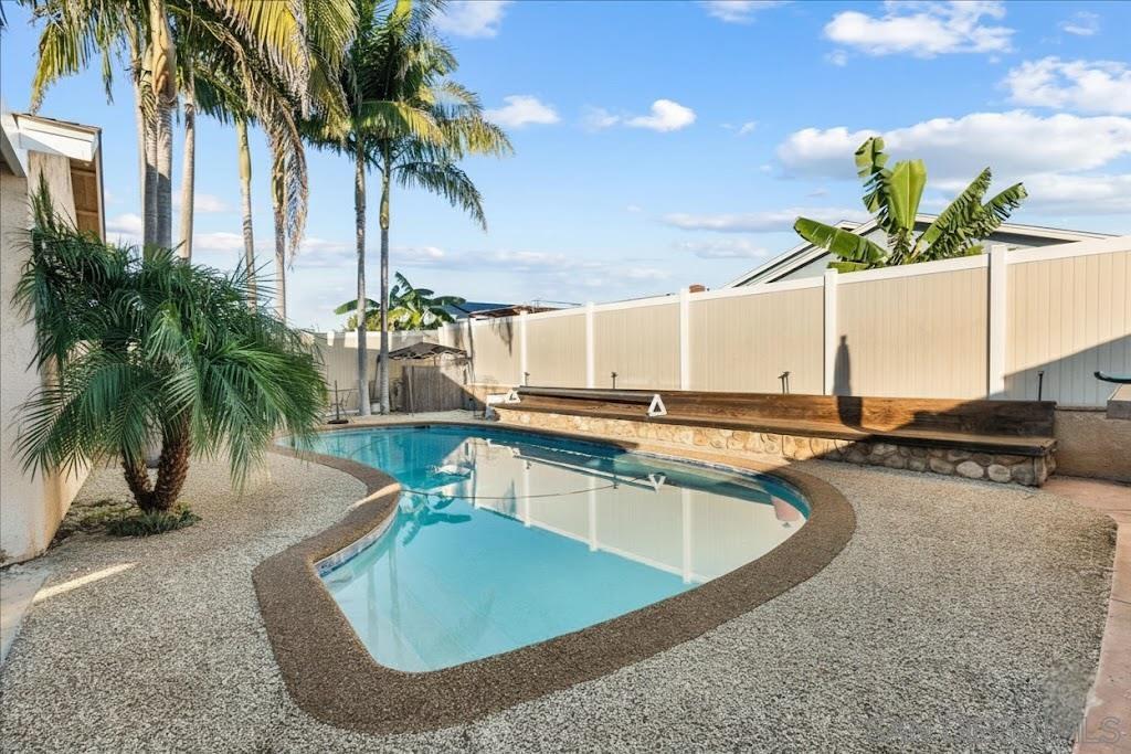 Detail Gallery Image 13 of 17 For 10853  Westonhill Dr, San Diego,  CA 92126 - 3 Beds | 2 Baths