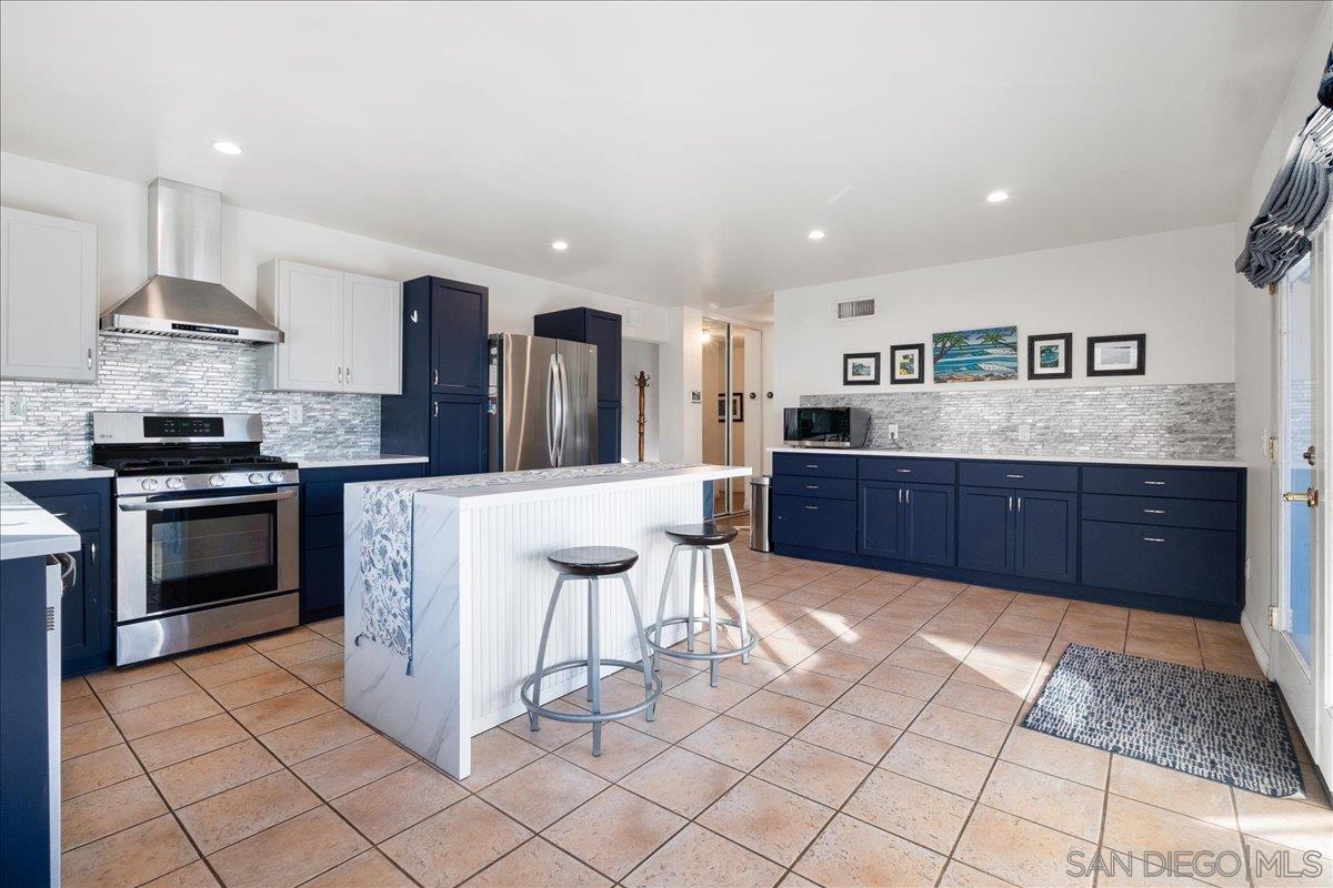 Detail Gallery Image 5 of 17 For 10853  Westonhill Dr, San Diego,  CA 92126 - 3 Beds | 2 Baths