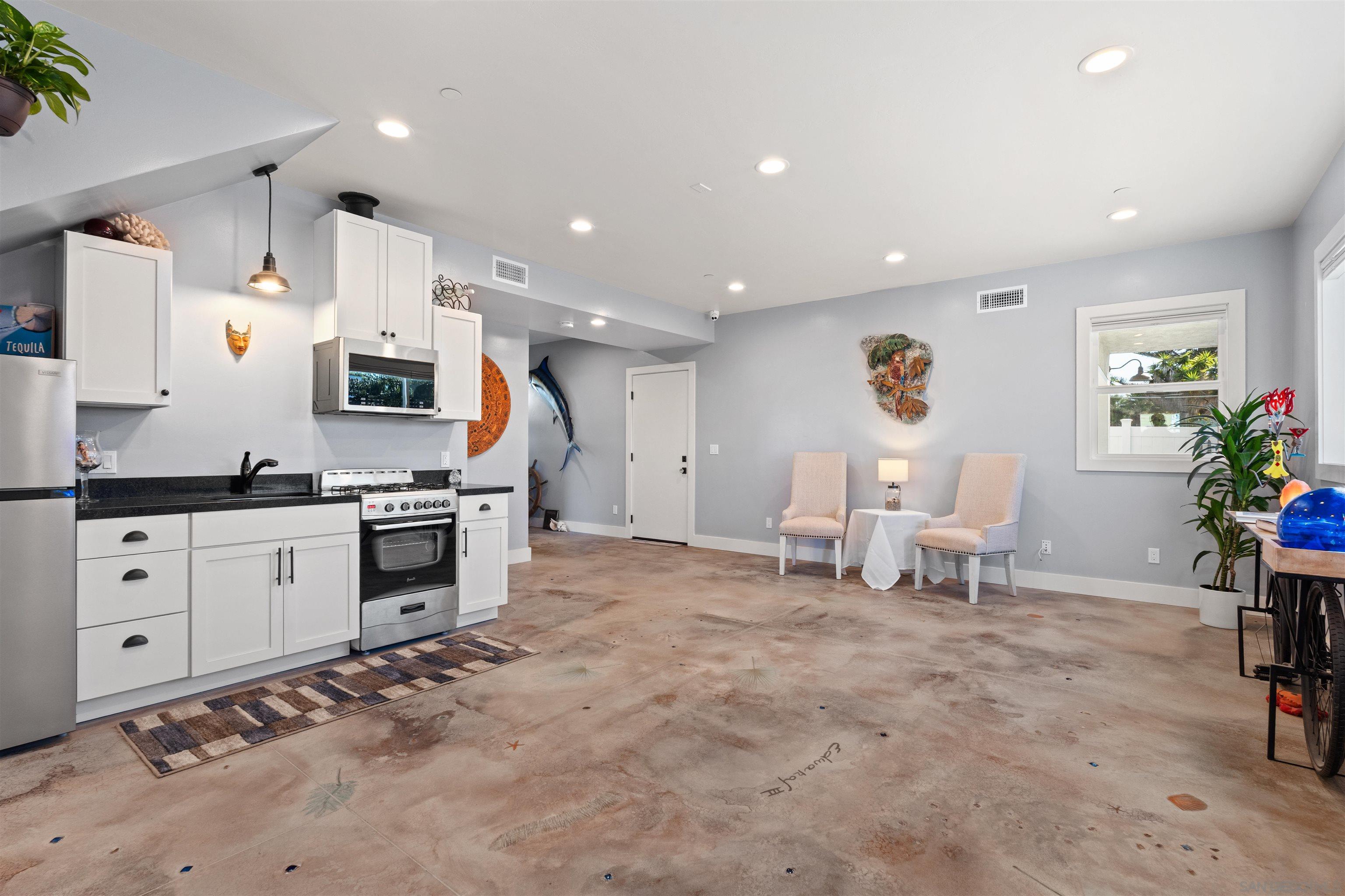 Detail Gallery Image 6 of 37 For 413  Delaware St, Imperial Beach,  CA 91932 - 3 Beds | 2/1 Baths