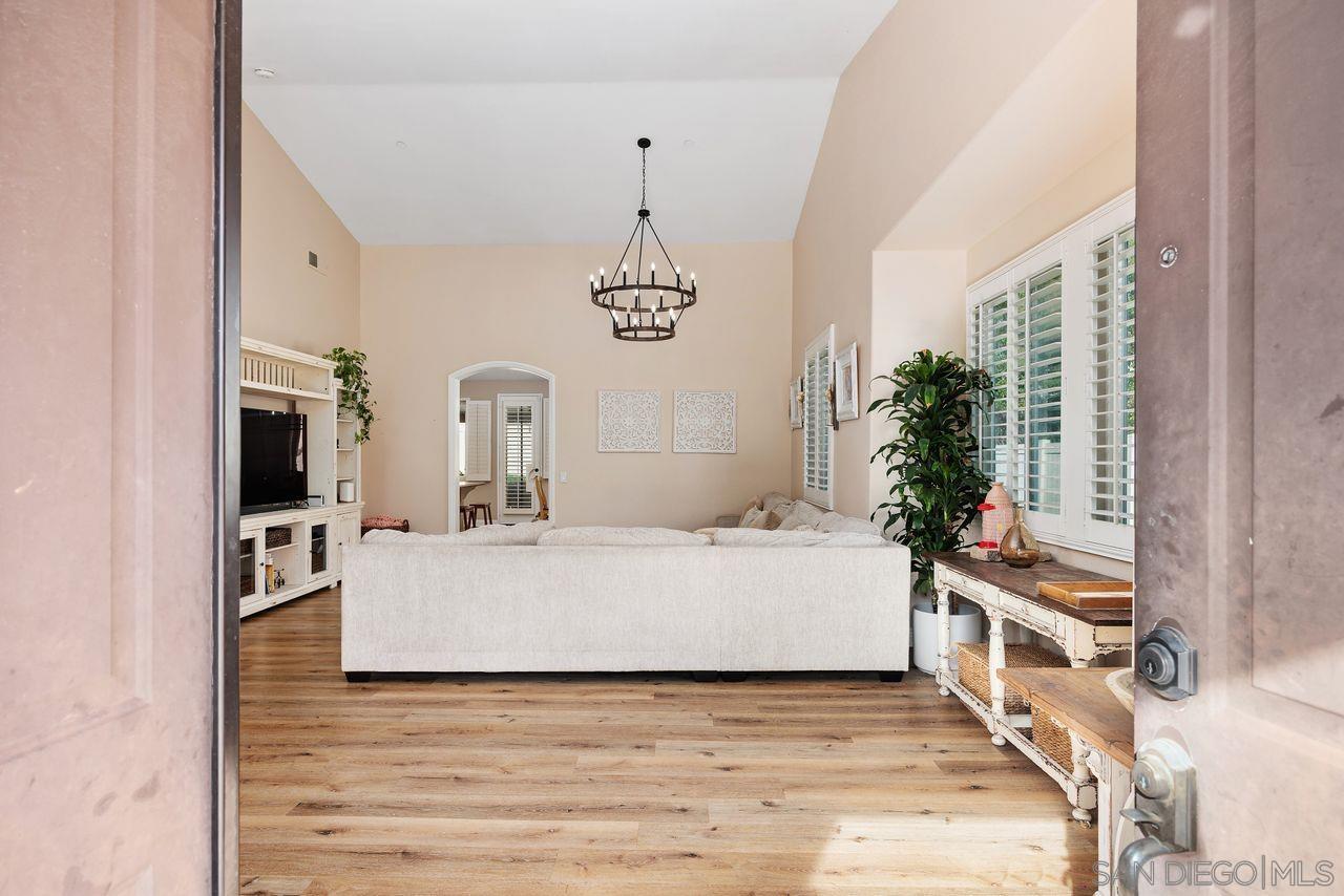 Detail Gallery Image 6 of 42 For 1705  Wildflower, Vista,  CA 92083 - 4 Beds | 2 Baths