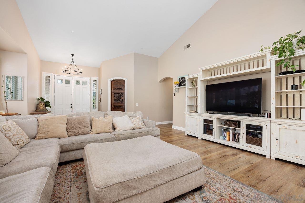 Detail Gallery Image 9 of 42 For 1705  Wildflower, Vista,  CA 92083 - 4 Beds | 2 Baths