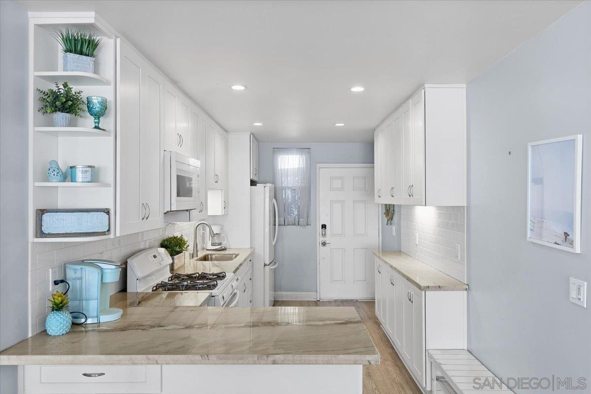 Detail Gallery Image 18 of 42 For 3755  Ocean Front Walk  #18,  San Diego,  CA 92109 - 2 Beds | 1 Baths