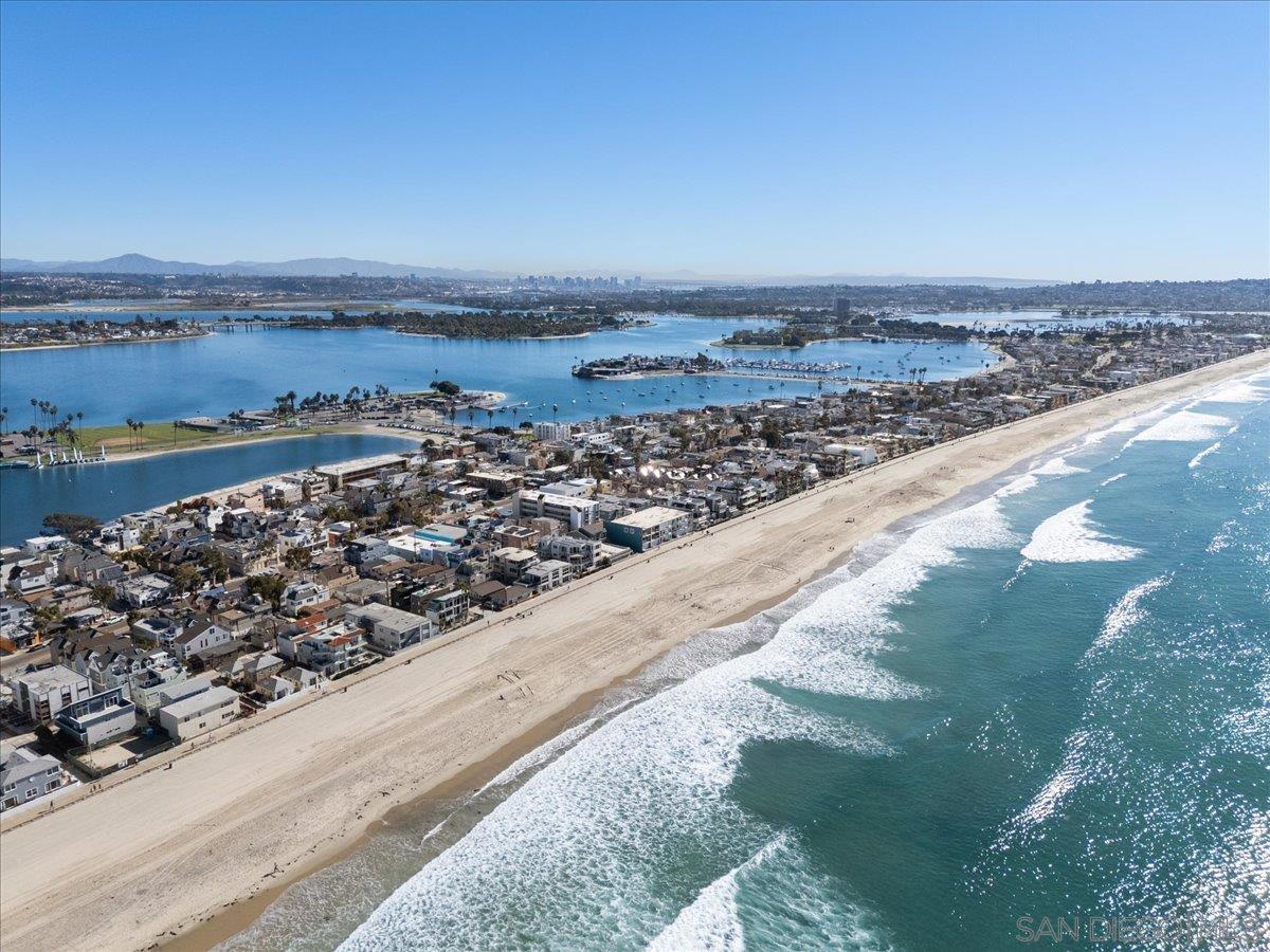 Detail Gallery Image 3 of 42 For 3755  Ocean Front Walk  #18,  San Diego,  CA 92109 - 2 Beds | 1 Baths