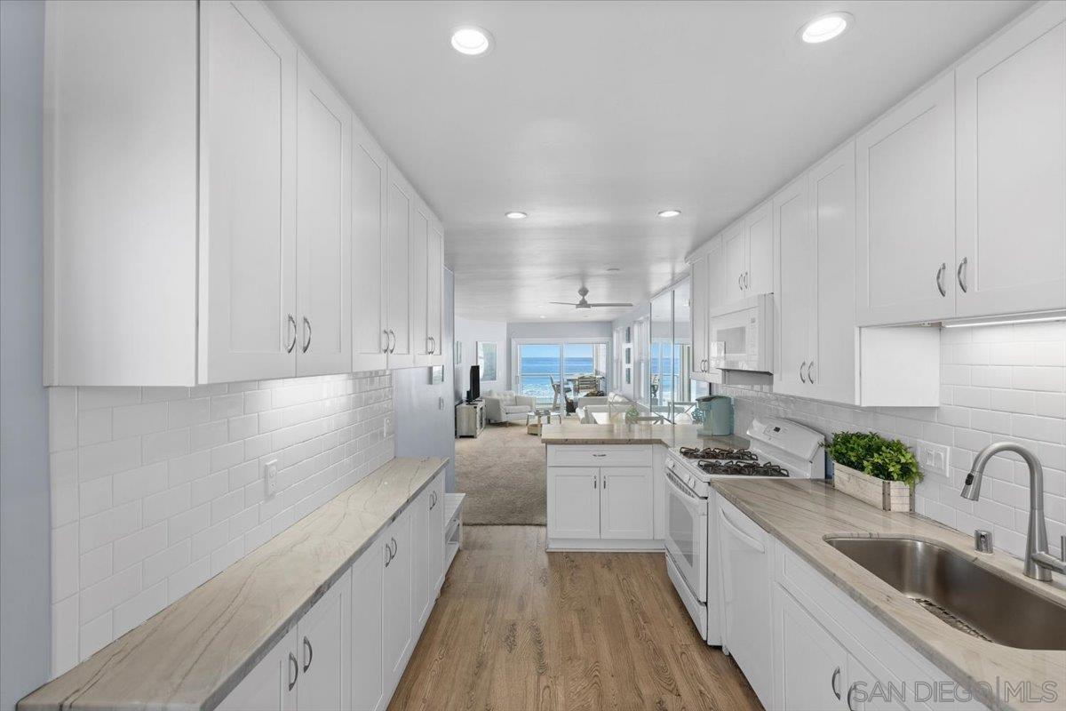 Detail Gallery Image 32 of 42 For 3755  Ocean Front Walk  #18,  San Diego,  CA 92109 - 2 Beds | 1 Baths