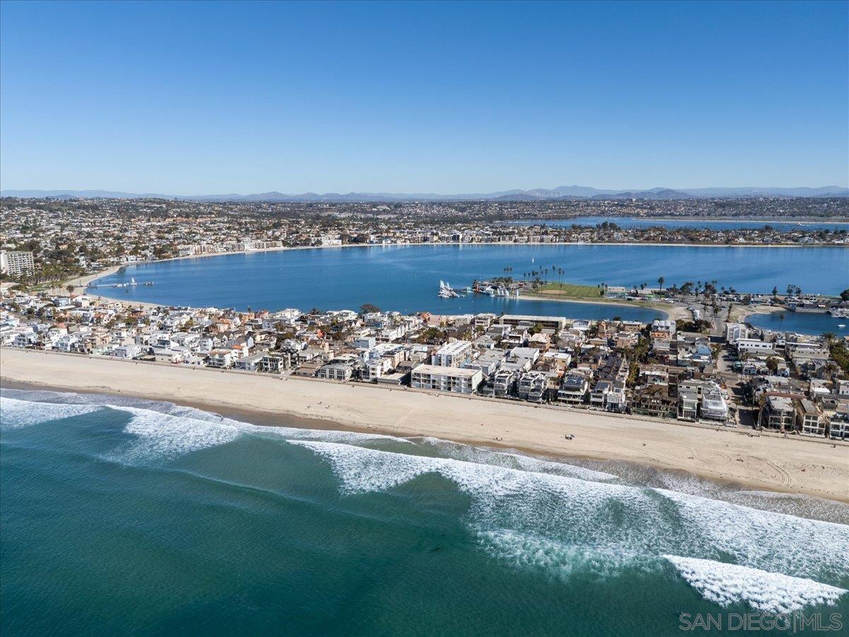 Detail Gallery Image 5 of 42 For 3755  Ocean Front Walk  #18,  San Diego,  CA 92109 - 2 Beds | 1 Baths