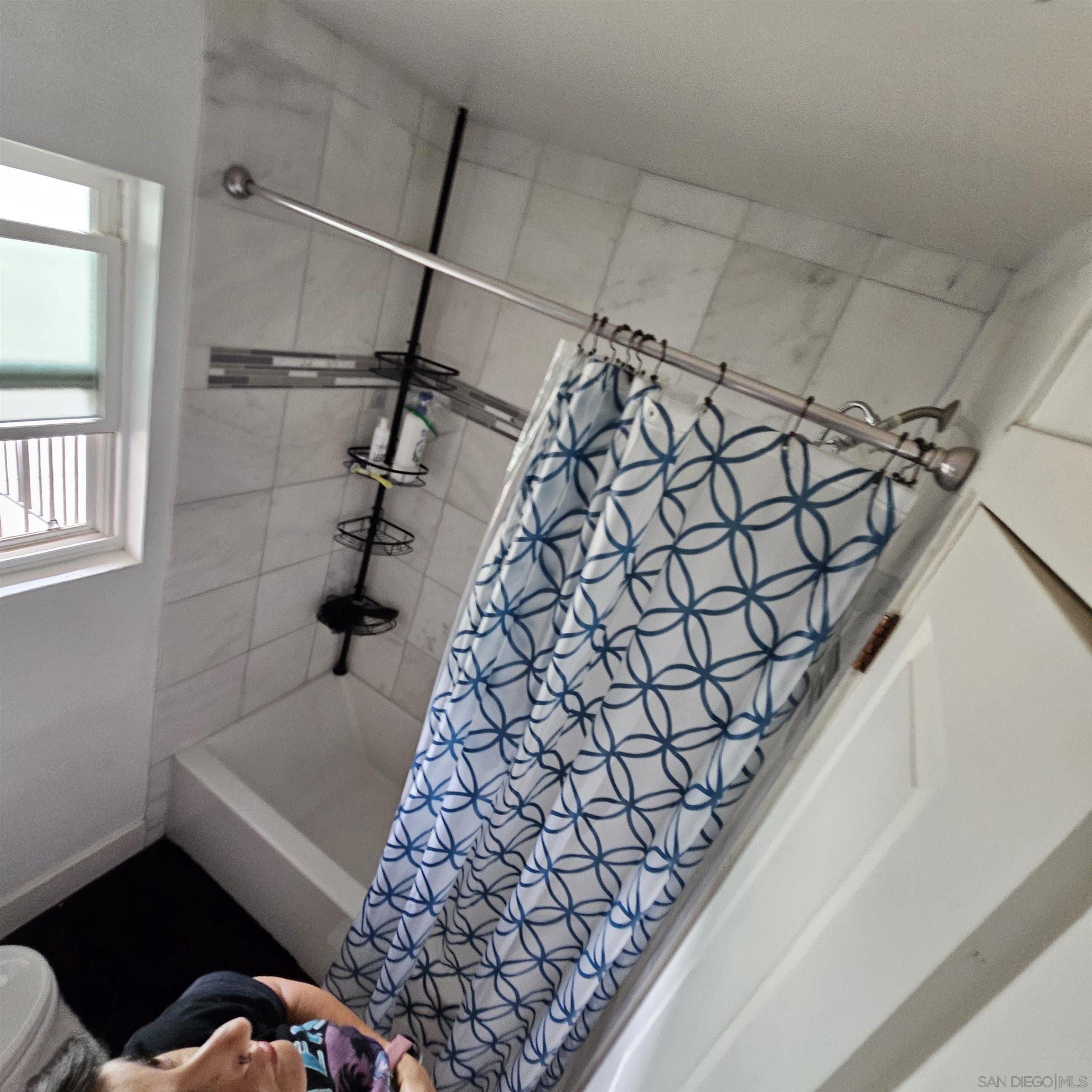 Detail Gallery Image 5 of 12 For 1037  Kings Road, Escondido,  CA 92027 - 5 Beds | 2 Baths