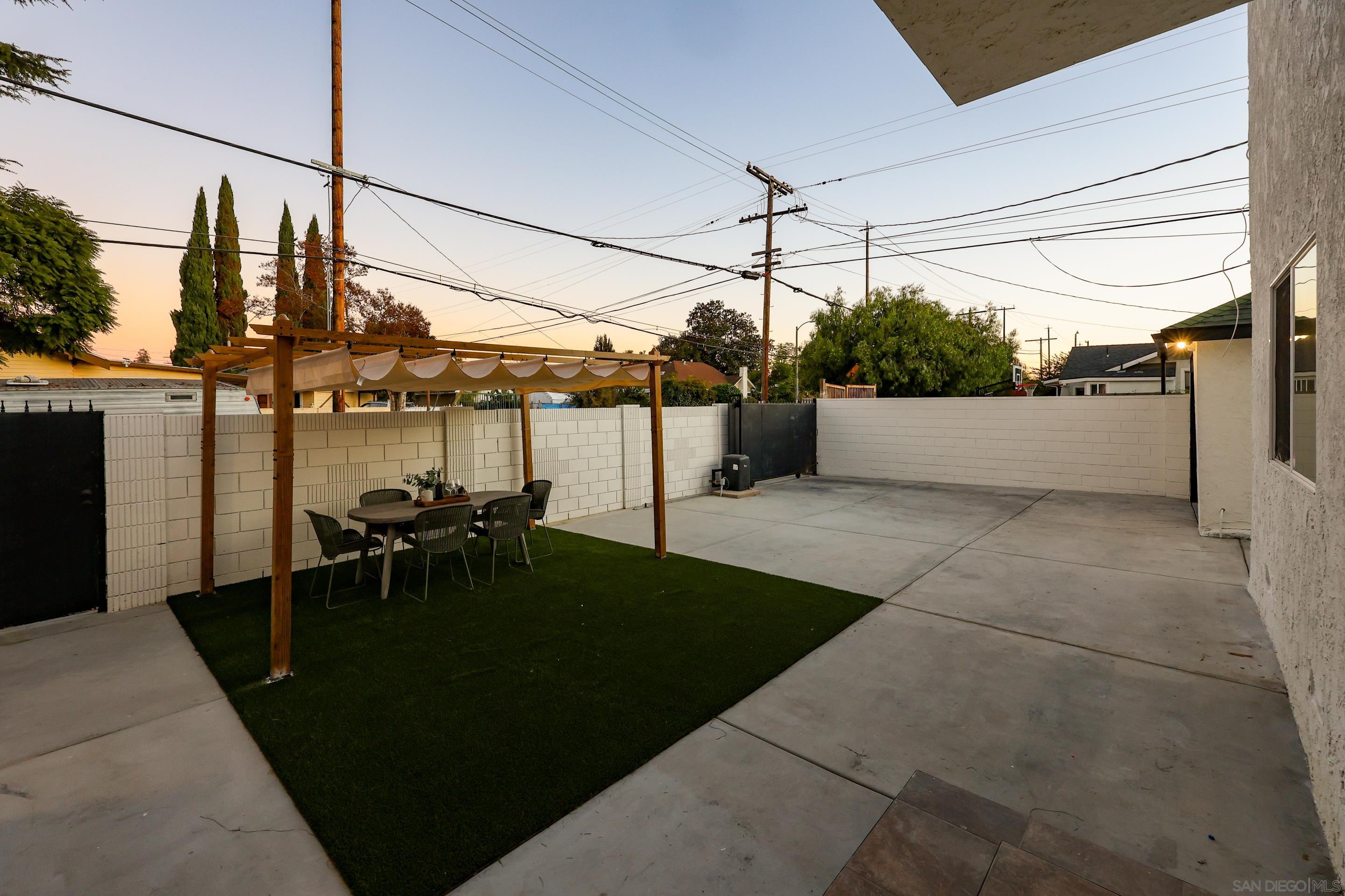 Detail Gallery Image 61 of 72 For 1900 W 41st St, Los Angeles,  CA 90062 - 4 Beds | 2 Baths