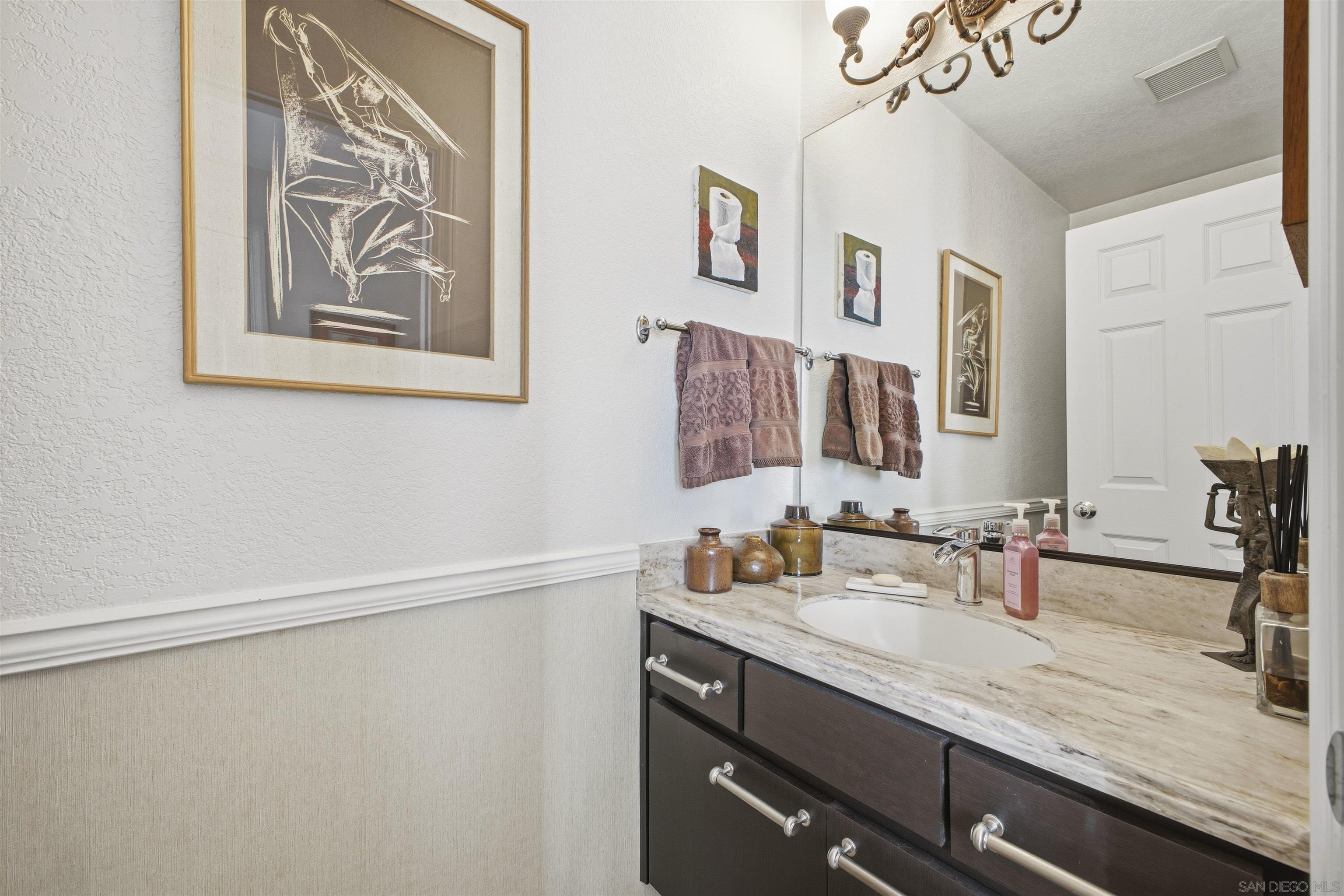 Detail Gallery Image 12 of 31 For 4595  Chateau Drive, San Diego,  CA 92117 - 2 Beds | 2/1 Baths