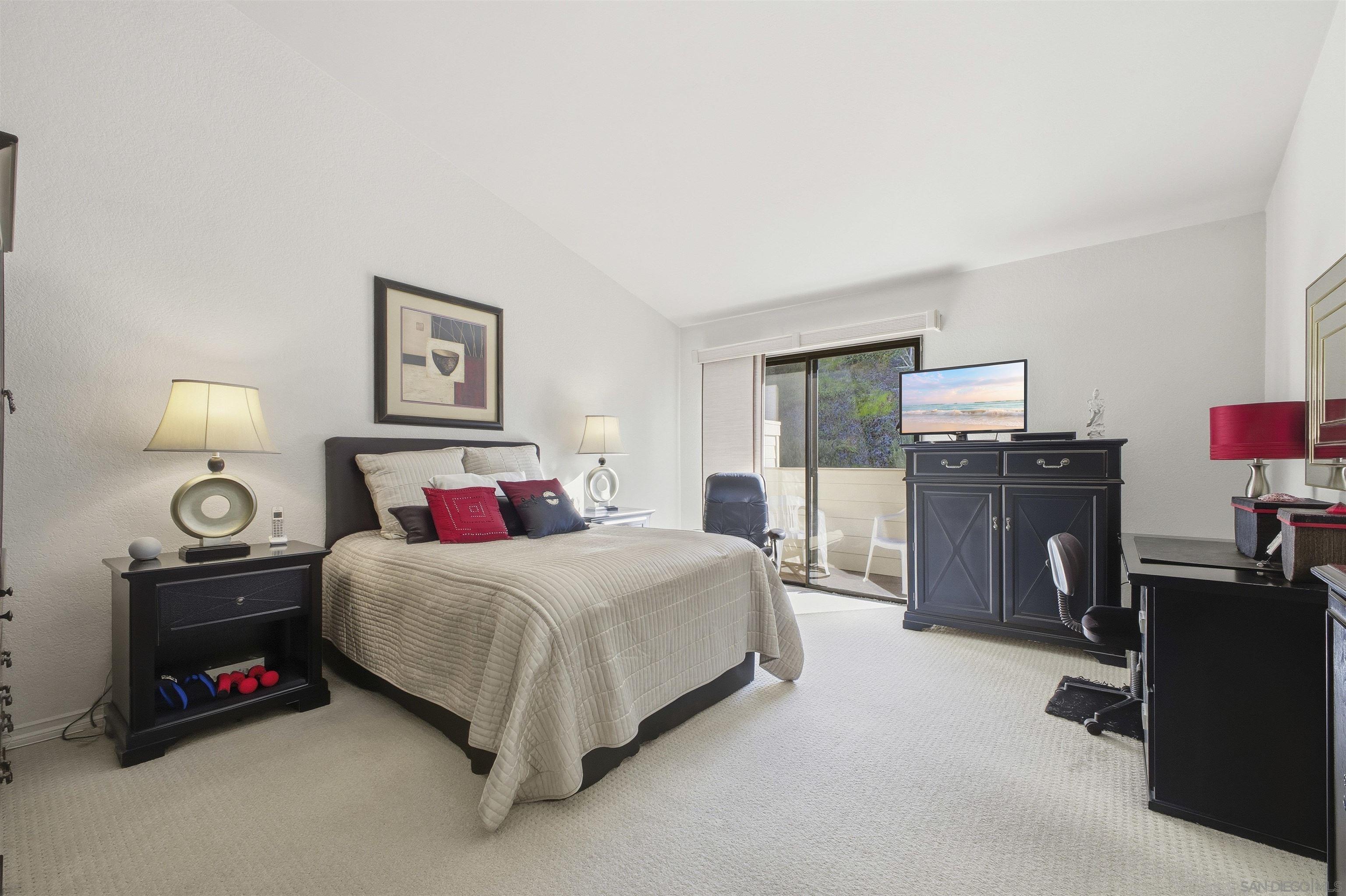 Detail Gallery Image 14 of 31 For 4595  Chateau Drive, San Diego,  CA 92117 - 2 Beds | 2/1 Baths