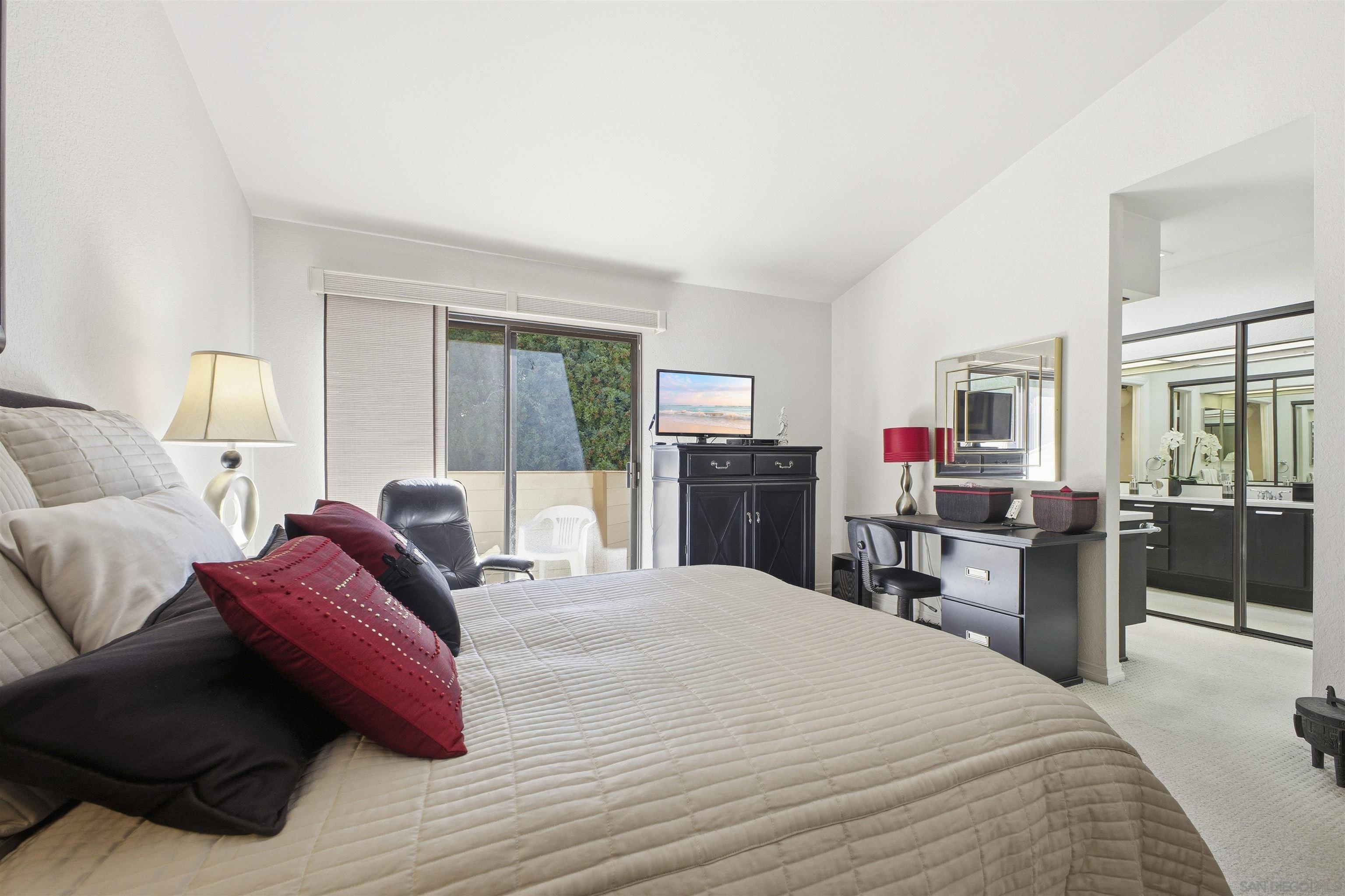 Detail Gallery Image 15 of 31 For 4595  Chateau Drive, San Diego,  CA 92117 - 2 Beds | 2/1 Baths