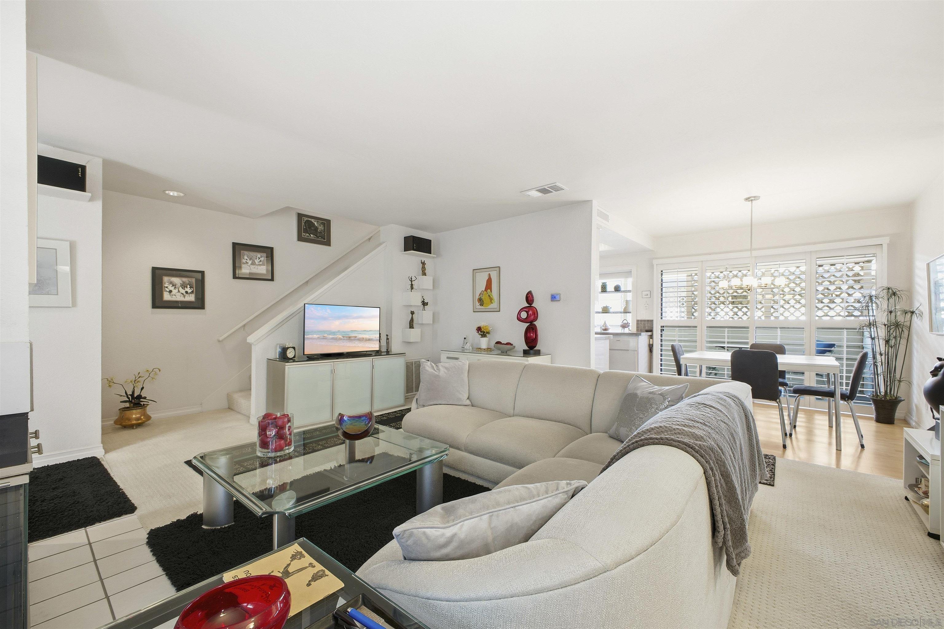 Detail Gallery Image 3 of 31 For 4595  Chateau Drive, San Diego,  CA 92117 - 2 Beds | 2/1 Baths