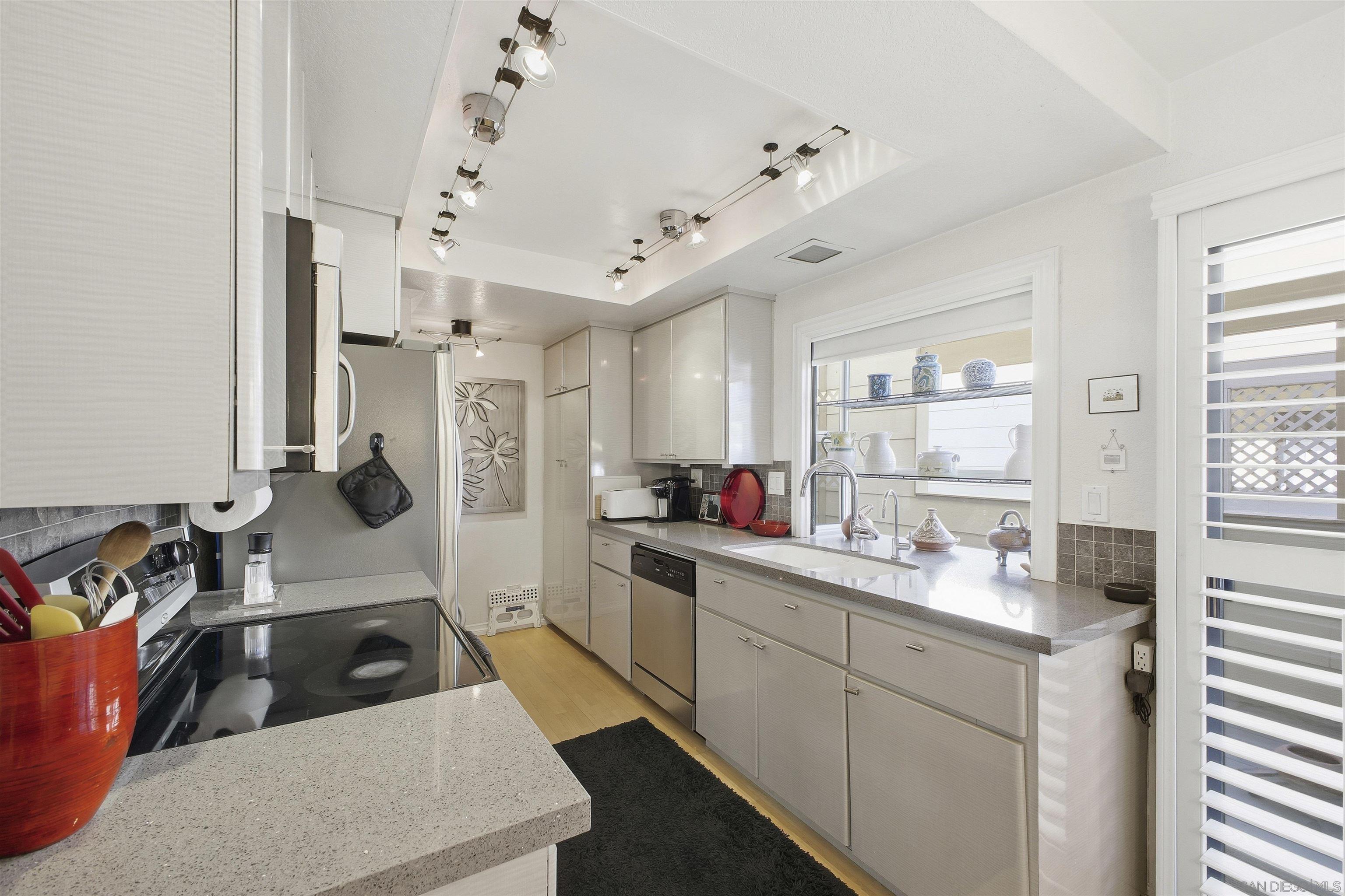 Detail Gallery Image 8 of 31 For 4595  Chateau Drive, San Diego,  CA 92117 - 2 Beds | 2/1 Baths