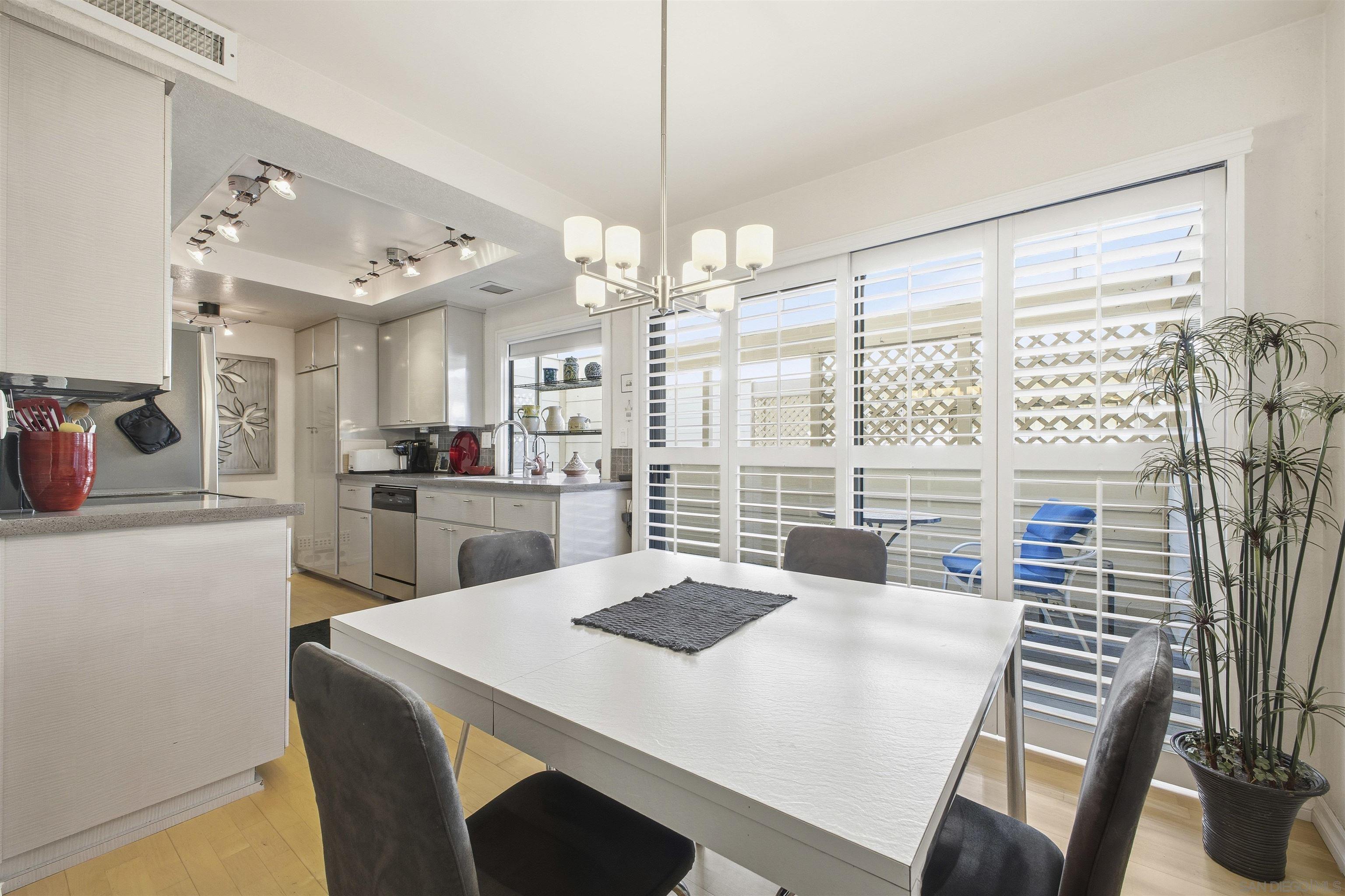 Detail Gallery Image 10 of 31 For 4595  Chateau Drive, San Diego,  CA 92117 - 2 Beds | 2/1 Baths