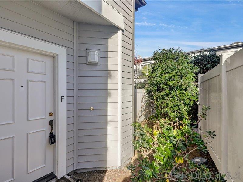 Detail Gallery Image 2 of 33 For 8641  via Mallorca  #F,  La Jolla,  CA 92037 - 2 Beds | 2/1 Baths