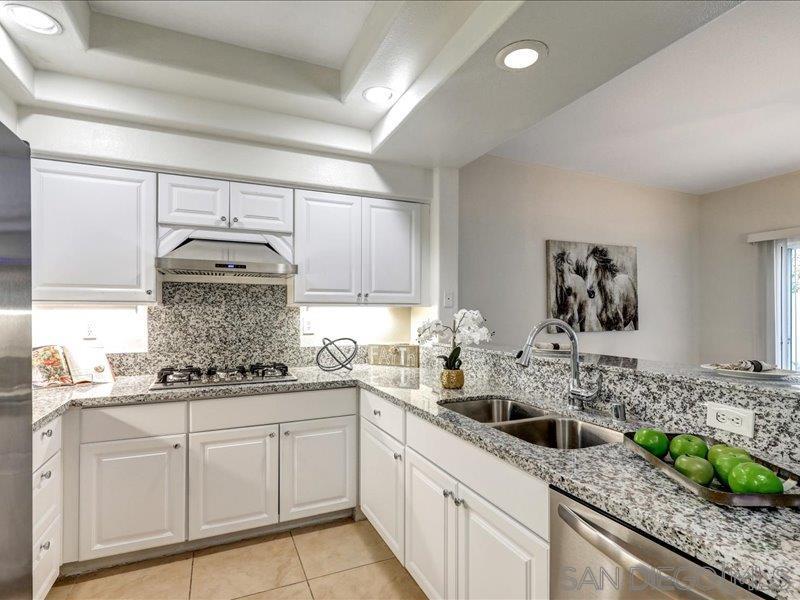 Detail Gallery Image 11 of 33 For 8641  via Mallorca  #F,  La Jolla,  CA 92037 - 2 Beds | 2/1 Baths