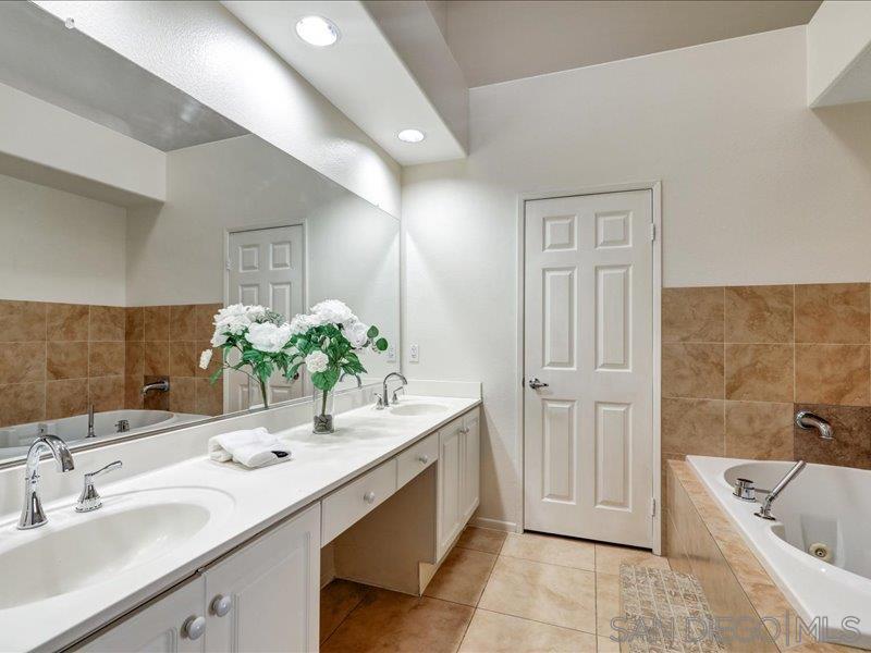 Detail Gallery Image 16 of 33 For 8641  via Mallorca  #F,  La Jolla,  CA 92037 - 2 Beds | 2/1 Baths