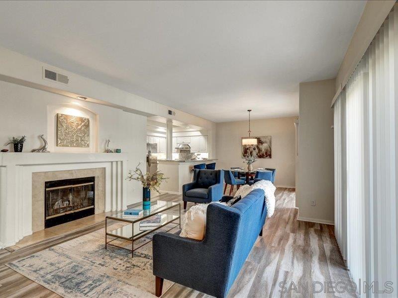 Detail Gallery Image 4 of 33 For 8641  via Mallorca  #F,  La Jolla,  CA 92037 - 2 Beds | 2/1 Baths