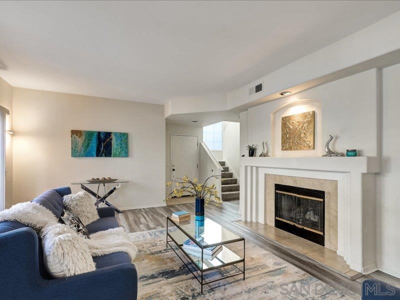 Detail Gallery Image 5 of 33 For 8641  via Mallorca  #F,  La Jolla,  CA 92037 - 2 Beds | 2/1 Baths