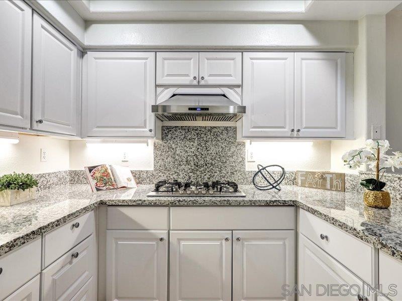 Detail Gallery Image 10 of 33 For 8641  via Mallorca  #F,  La Jolla,  CA 92037 - 2 Beds | 2/1 Baths