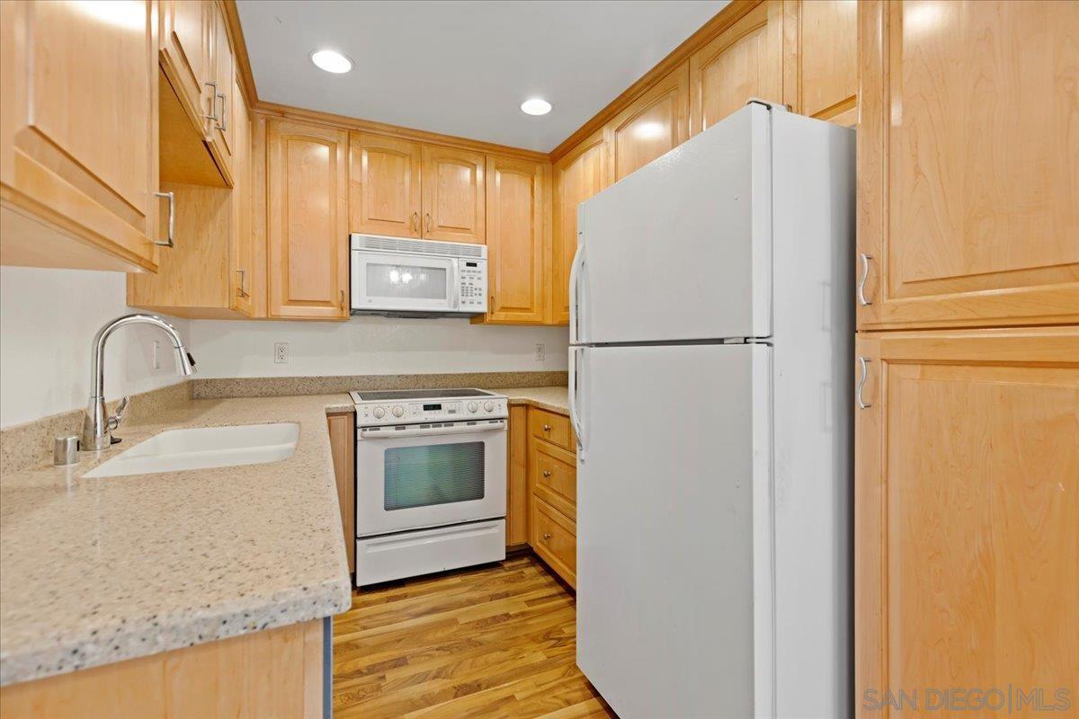 Detail Gallery Image 4 of 33 For 6350  Genesee Ave  #220,  San Diego,  CA 92122 - 1 Beds | 1 Baths