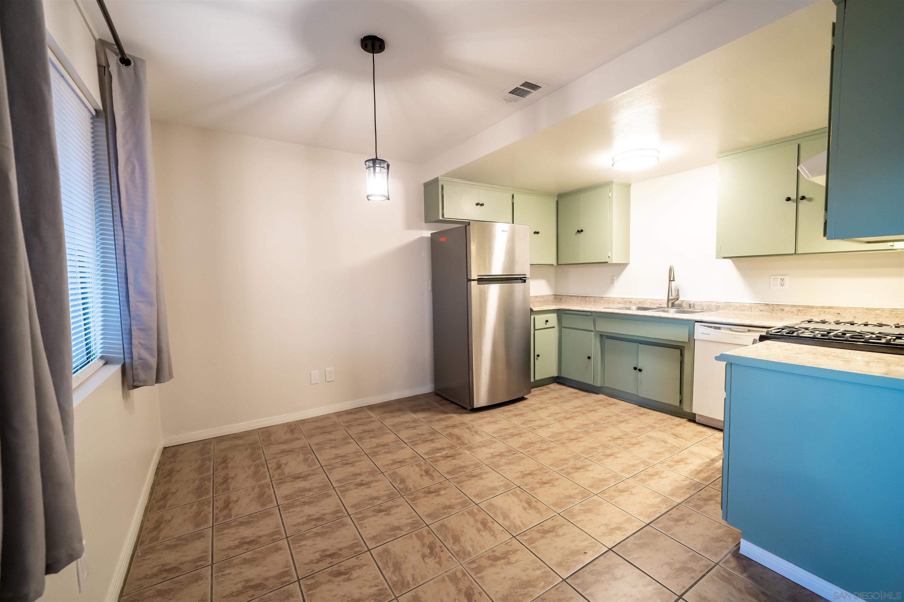 Detail Gallery Image 4 of 17 For 909  Martin Dr  a, Escondido,  CA 92026 - 2 Beds | 1 Baths