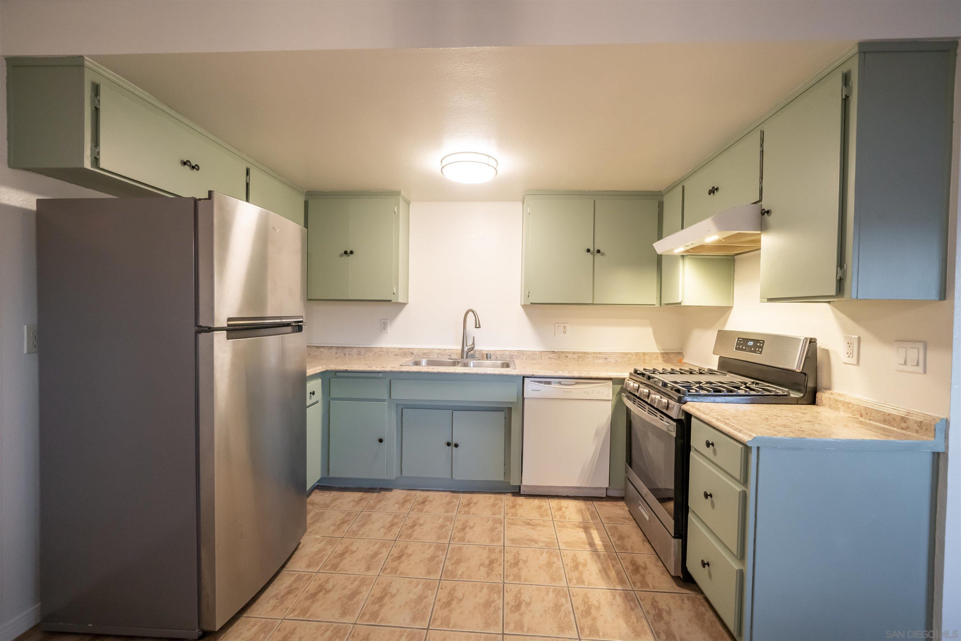 Detail Gallery Image 5 of 17 For 909  Martin Dr  a, Escondido,  CA 92026 - 2 Beds | 1 Baths