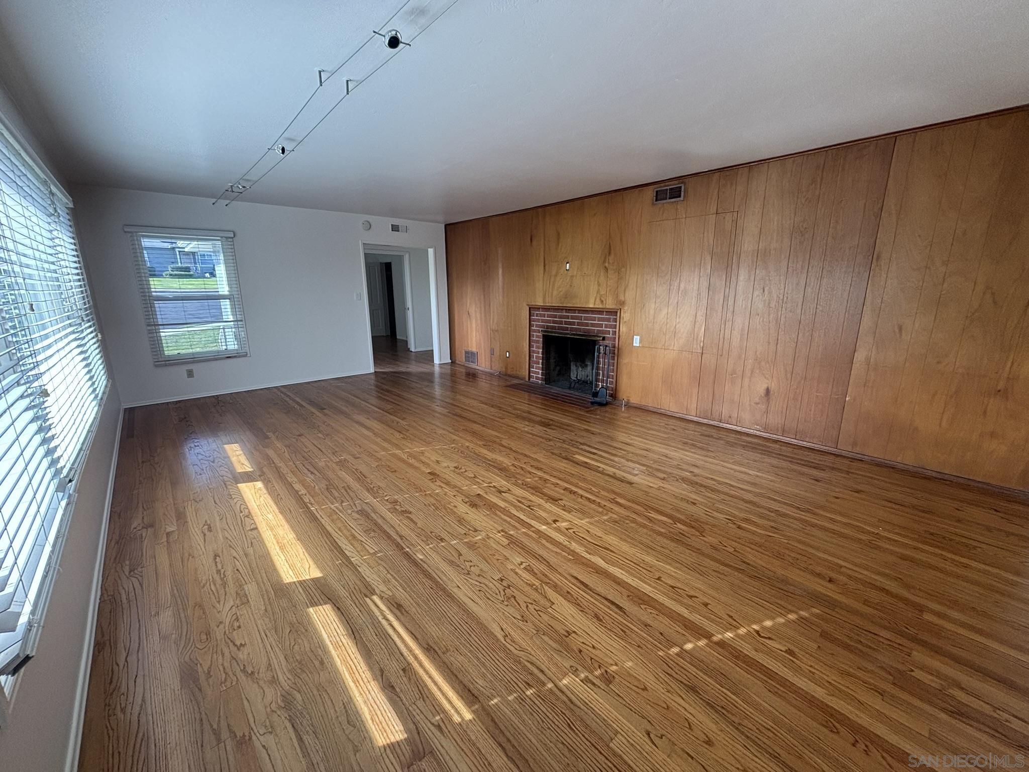 Detail Gallery Image 10 of 21 For 1676  Chatsworth Blvd, San Diego,  CA 92107 - 2 Beds | 1 Baths