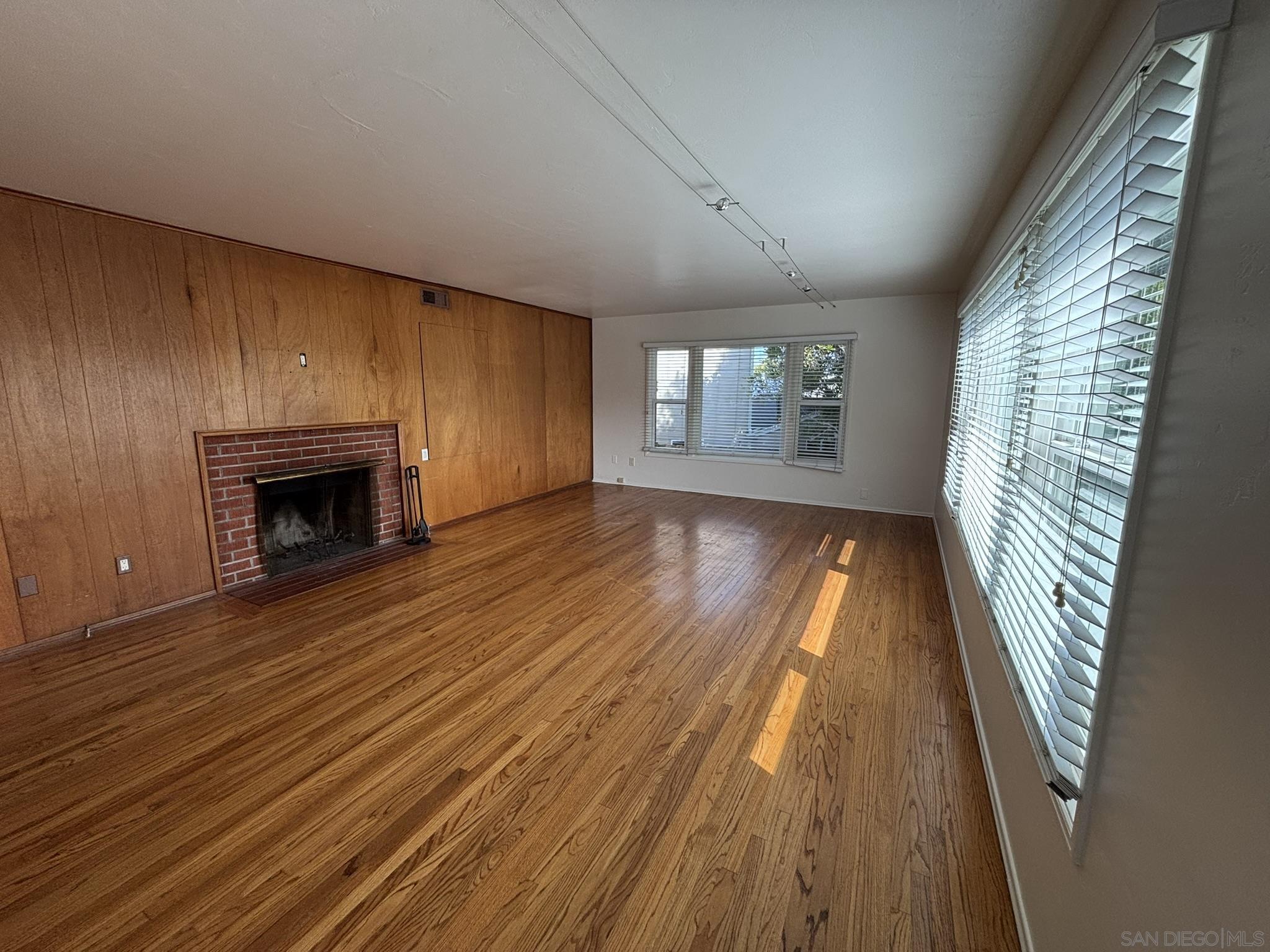 Detail Gallery Image 7 of 21 For 1676  Chatsworth Blvd, San Diego,  CA 92107 - 2 Beds | 1 Baths