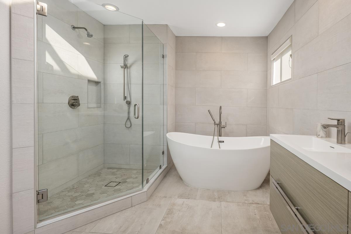 Detail Gallery Image 18 of 33 For 5743  Caminito Empresa, La Jolla,  CA 92037 - 3 Beds | 2/1 Baths