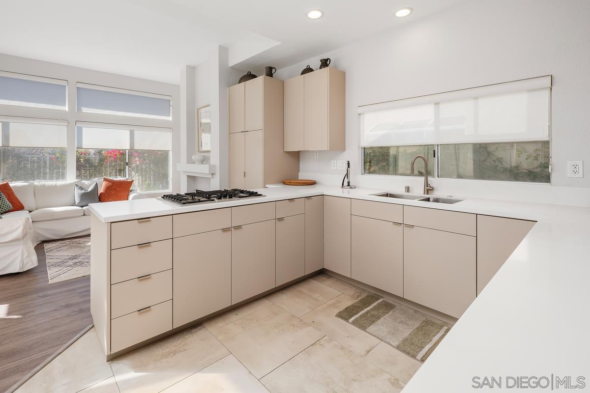 Detail Gallery Image 4 of 33 For 5743  Caminito Empresa, La Jolla,  CA 92037 - 3 Beds | 2/1 Baths