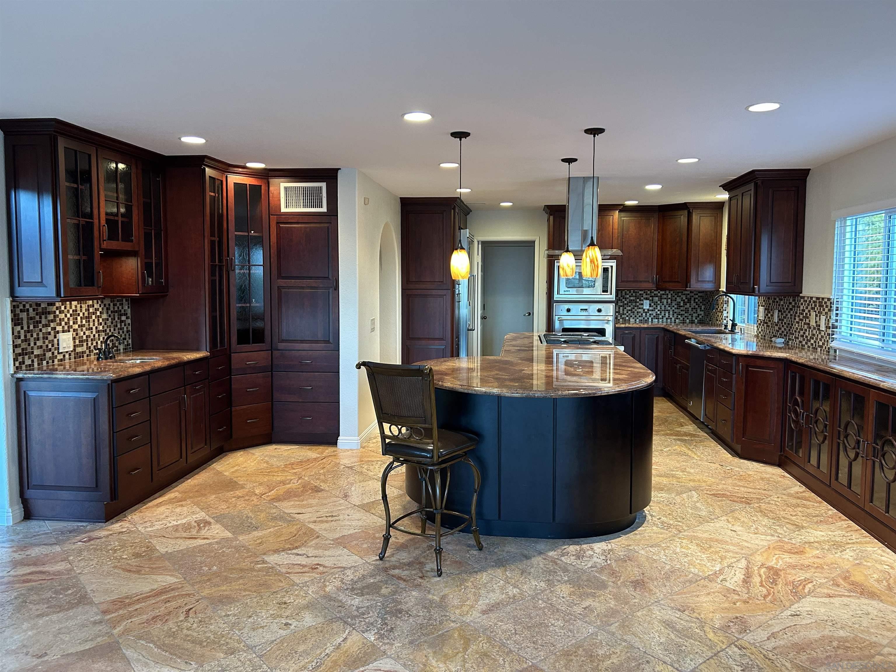 Detail Gallery Image 6 of 34 For 16521  Calle Pulido, San Diego,  CA 92128 - 5 Beds | 3 Baths