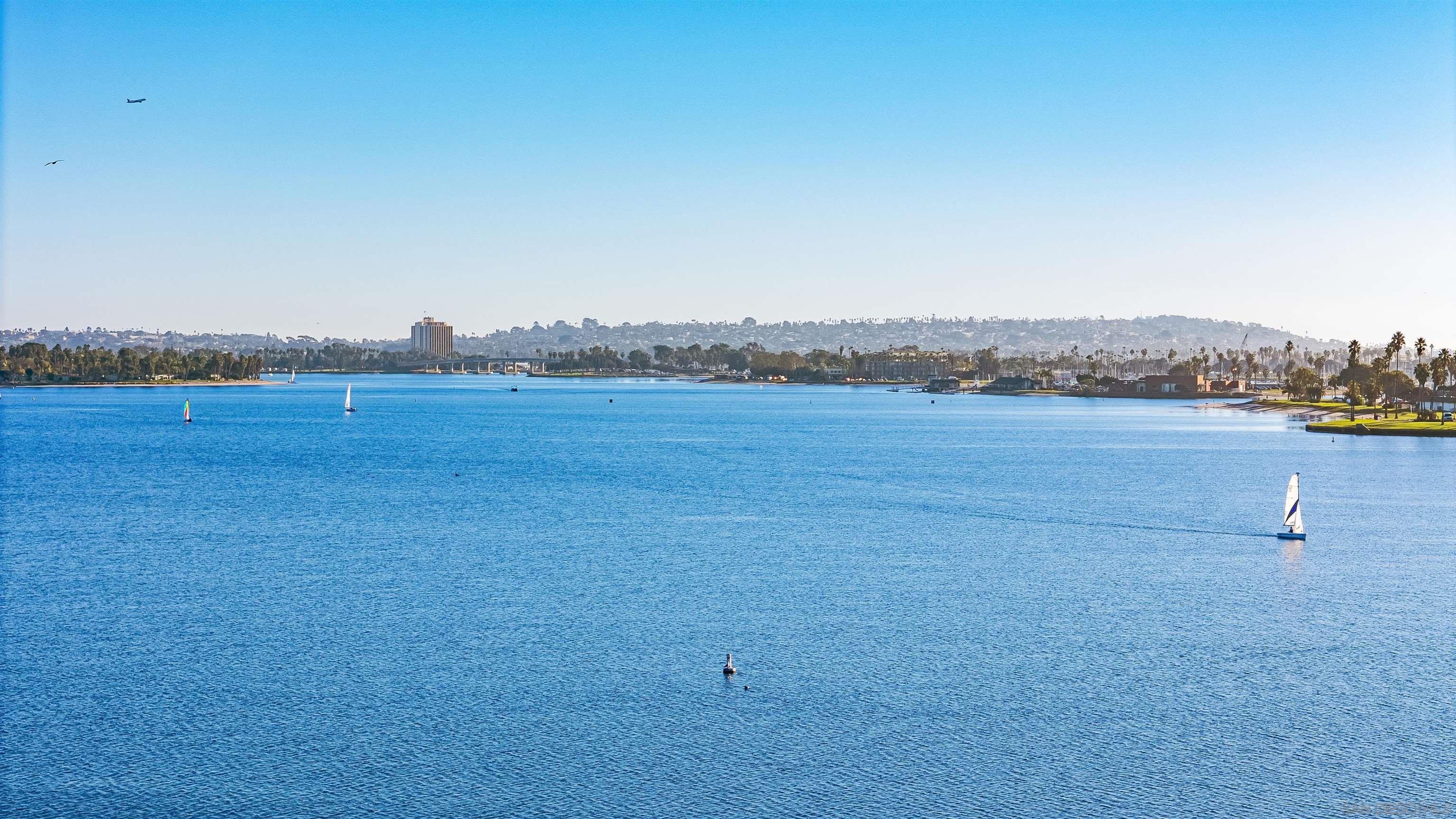 Detail Gallery Image 11 of 44 For 1177  Pacific Beach Drive  #a,  San Diego,  CA 92109 - 3 Beds | 2 Baths