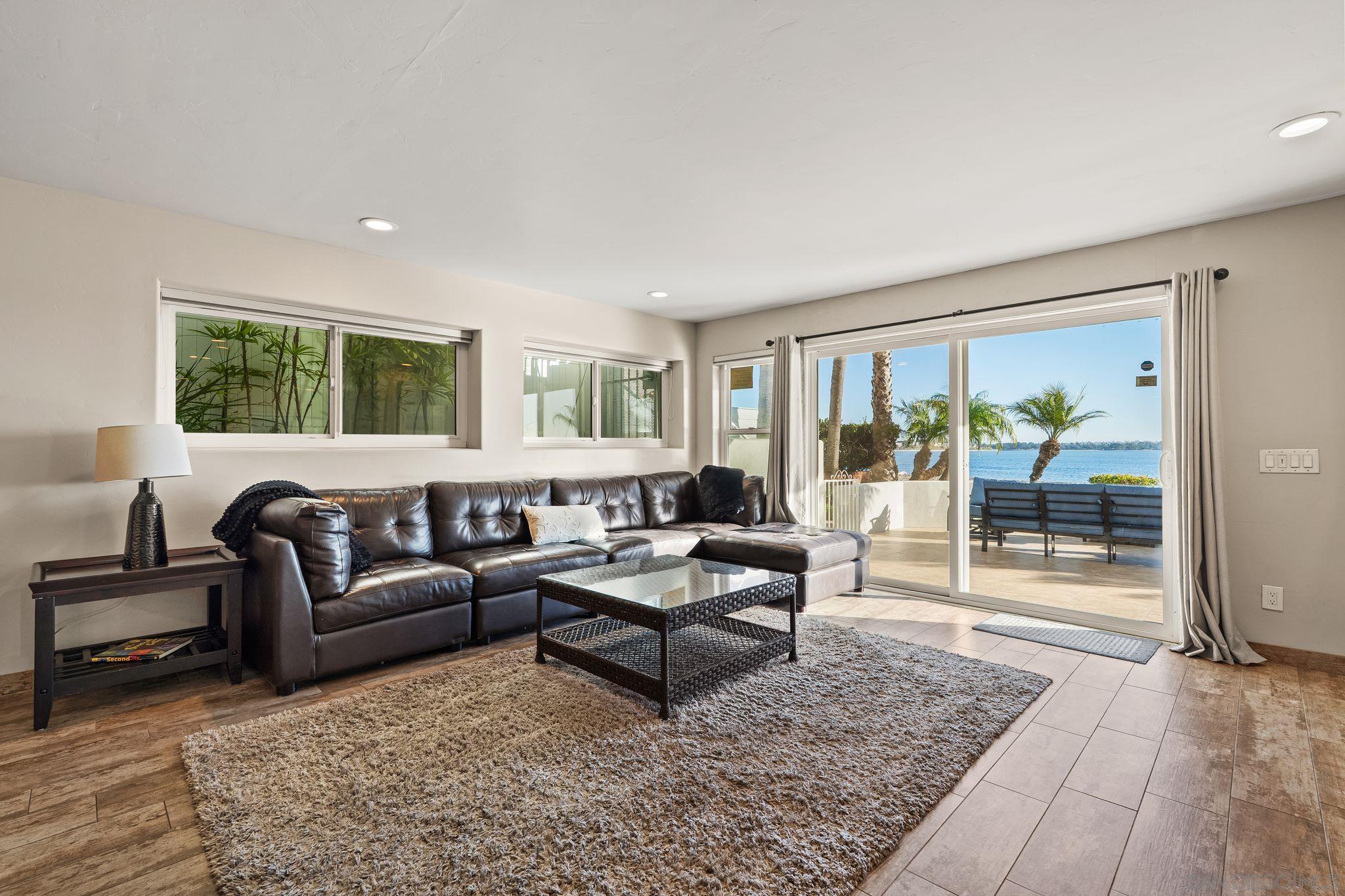 Detail Gallery Image 15 of 44 For 1177  Pacific Beach Drive  #a,  San Diego,  CA 92109 - 3 Beds | 2 Baths