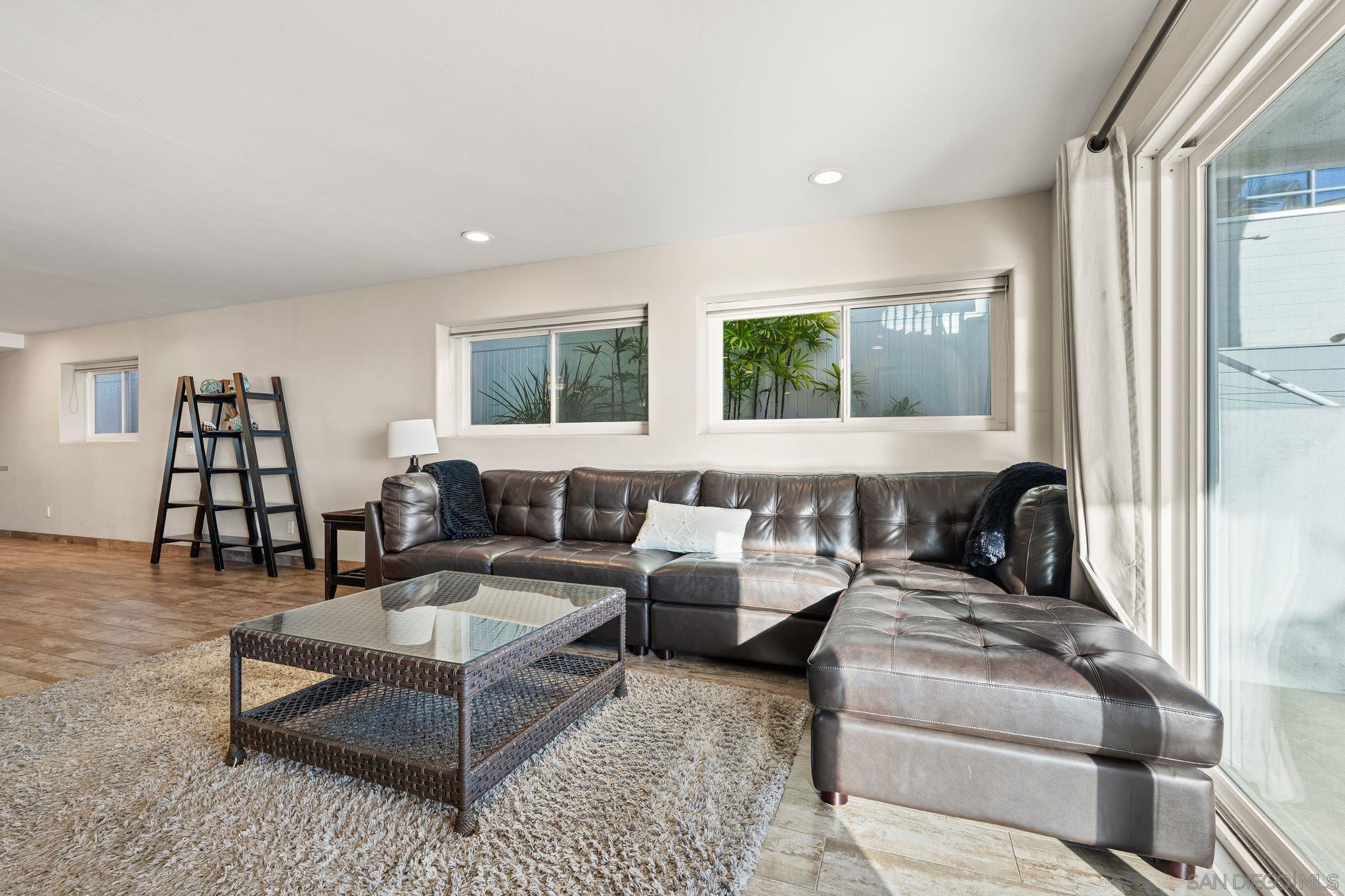 Detail Gallery Image 18 of 44 For 1177  Pacific Beach Drive  #a,  San Diego,  CA 92109 - 3 Beds | 2 Baths