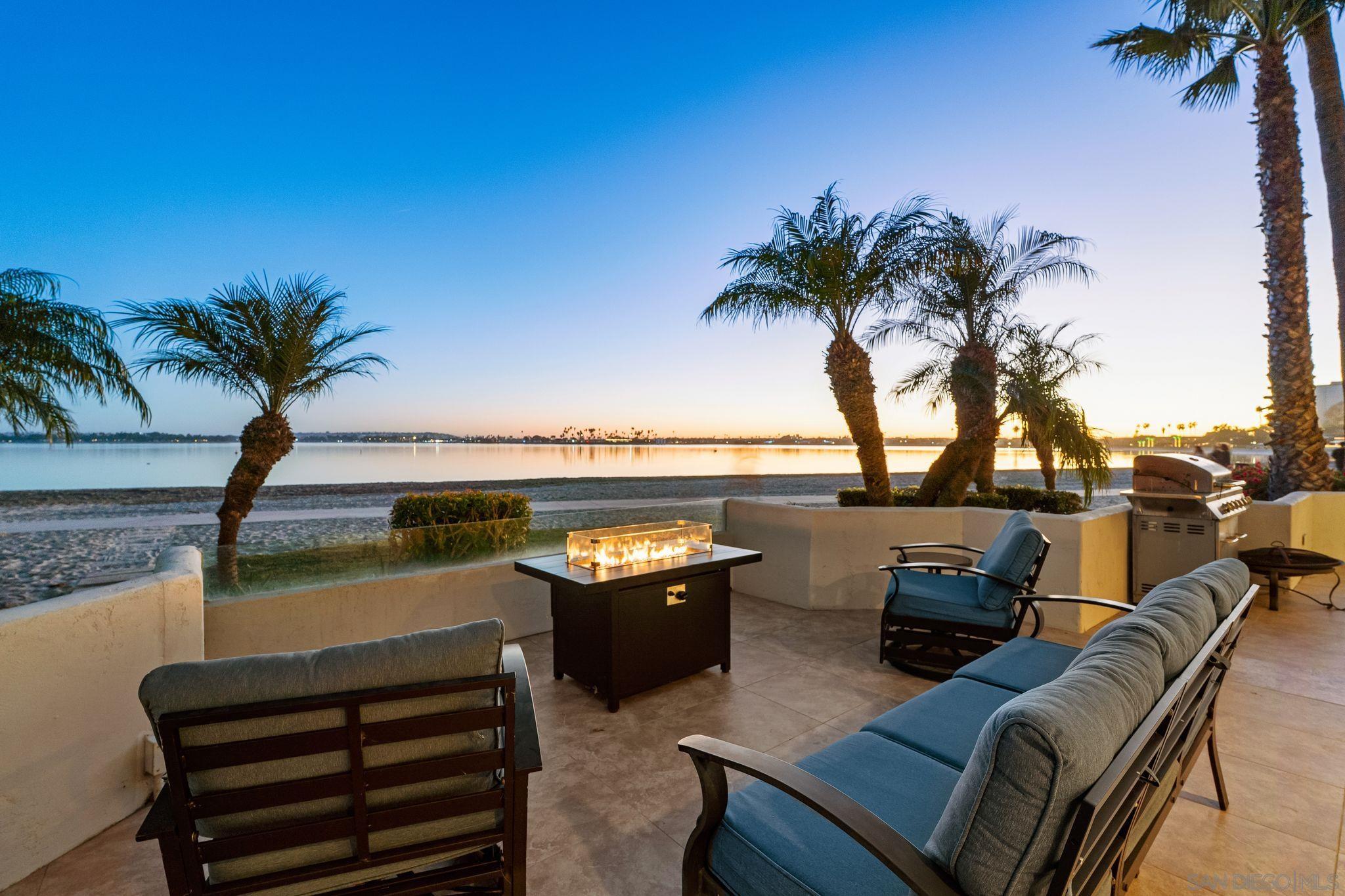 Detail Gallery Image 4 of 44 For 1177  Pacific Beach Drive  #a,  San Diego,  CA 92109 - 3 Beds | 2 Baths